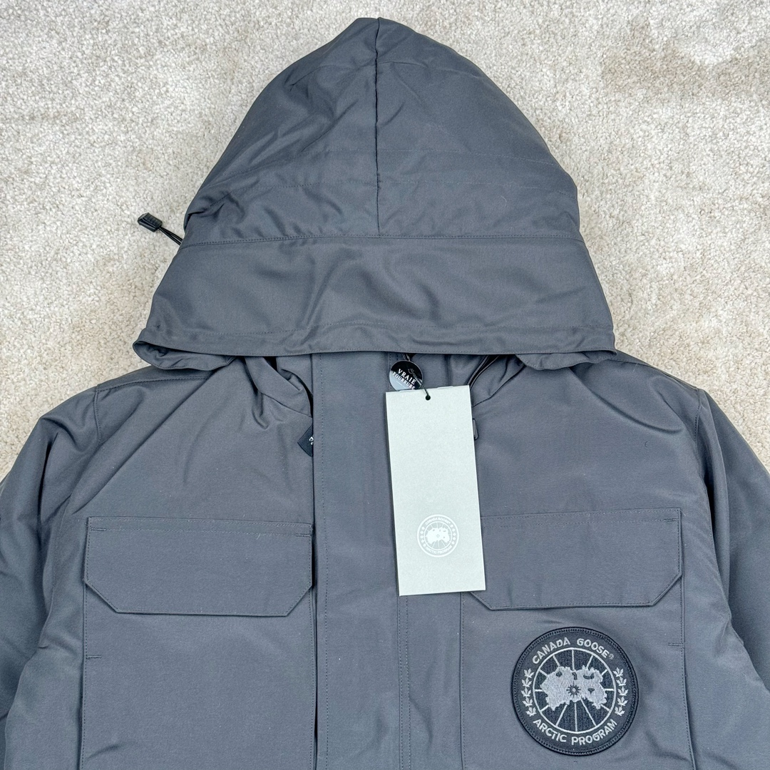 图片[3]-＃纯原 CANADA GOOSE Expedition 4660M加拿大鹅08远征款 派克大衣羽绒服 行业标杆 国内羽绒服天花板 全新改版 升级大量细节 完美还原ZP 大到面料毛领羽绒 小到一针一线一个纽扣都是肉眼可见的细节 市面最接近ZP版本 欢迎客户对比 同行指导 1.今年羽绒依然采用国标80白鸭绒 填充450g（机器格充 电脑设定数值 每件充绒误差不超过10g）不混绒 随意拆开送检 2.独家定制18支面料 ZP一致 采用“Arctic Tech”面料技术外层面料是84.5%的聚酯纤维15.5%棉 里料为100%棉纶 垫料为100%聚酯纤维 持久防水防风抗寒保暖 3.里布采用40D Nylon AC油性胶 单染5级牢度 领口绒布采用原厂高密度丝光绒 口袋布使用弹性高密度摇粒绒 柔软亲肤 胆布采用330T全涤防绒7号针杜绝跑绒 如有跑绒直接白送 4.日本进口JUKI（重机）大型缝纫机专业打枣锁边 完全遵循正品整件衣服106个枣 全身加固 每个枣长度遵循正品 固定1-1.1cm 密度和长度均与正品相同5.吉田YKK原厂拉链 Y形双勾魔术贴 袖口采用定制加厚无缝螺纹 今年袖口螺纹添加高弹氨纶金丝 增加弹性和强度 大到面料 胆布 小到纽扣 抽绳 全部原版定制开发 对标正品 6.进口田岛刺绣机机定制万针刺绣胸标 图案饱满立体 无限接近正品 7.毛领为加拿大进口西郊狼皮制作 春季购入万条顶级毛领 毛领宽度14cm 长度55cm 今年冬天整季毛领品质都会稳定如一 杜绝中后期毛领品质参差不齐情况 8.包装采用立体手提袋包装 卡片一应俱全 送人 自留更有排面 9.所有细节均参照22年最新版正品1：1打板复刻 区别市面错版\\\”一眼假\\\” 尺码：XS S M L XL XXL-选品中心