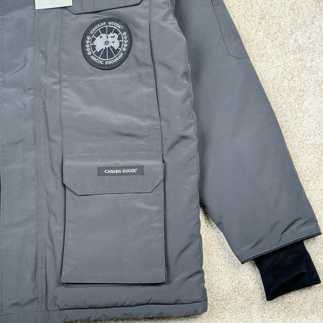 图片[5]-＃纯原 CANADA GOOSE Expedition 4660M加拿大鹅08远征款 派克大衣羽绒服 行业标杆 国内羽绒服天花板 全新改版 升级大量细节 完美还原ZP 大到面料毛领羽绒 小到一针一线一个纽扣都是肉眼可见的细节 市面最接近ZP版本 欢迎客户对比 同行指导 1.今年羽绒依然采用国标80白鸭绒 填充450g（机器格充 电脑设定数值 每件充绒误差不超过10g）不混绒 随意拆开送检 2.独家定制18支面料 ZP一致 采用“Arctic Tech”面料技术外层面料是84.5%的聚酯纤维15.5%棉 里料为100%棉纶 垫料为100%聚酯纤维 持久防水防风抗寒保暖 3.里布采用40D Nylon AC油性胶 单染5级牢度 领口绒布采用原厂高密度丝光绒 口袋布使用弹性高密度摇粒绒 柔软亲肤 胆布采用330T全涤防绒7号针杜绝跑绒 如有跑绒直接白送 4.日本进口JUKI（重机）大型缝纫机专业打枣锁边 完全遵循正品整件衣服106个枣 全身加固 每个枣长度遵循正品 固定1-1.1cm 密度和长度均与正品相同5.吉田YKK原厂拉链 Y形双勾魔术贴 袖口采用定制加厚无缝螺纹 今年袖口螺纹添加高弹氨纶金丝 增加弹性和强度 大到面料 胆布 小到纽扣 抽绳 全部原版定制开发 对标正品 6.进口田岛刺绣机机定制万针刺绣胸标 图案饱满立体 无限接近正品 7.毛领为加拿大进口西郊狼皮制作 春季购入万条顶级毛领 毛领宽度14cm 长度55cm 今年冬天整季毛领品质都会稳定如一 杜绝中后期毛领品质参差不齐情况 8.包装采用立体手提袋包装 卡片一应俱全 送人 自留更有排面 9.所有细节均参照22年最新版正品1：1打板复刻 区别市面错版\\\”一眼假\\\” 尺码：XS S M L XL XXL-选品中心