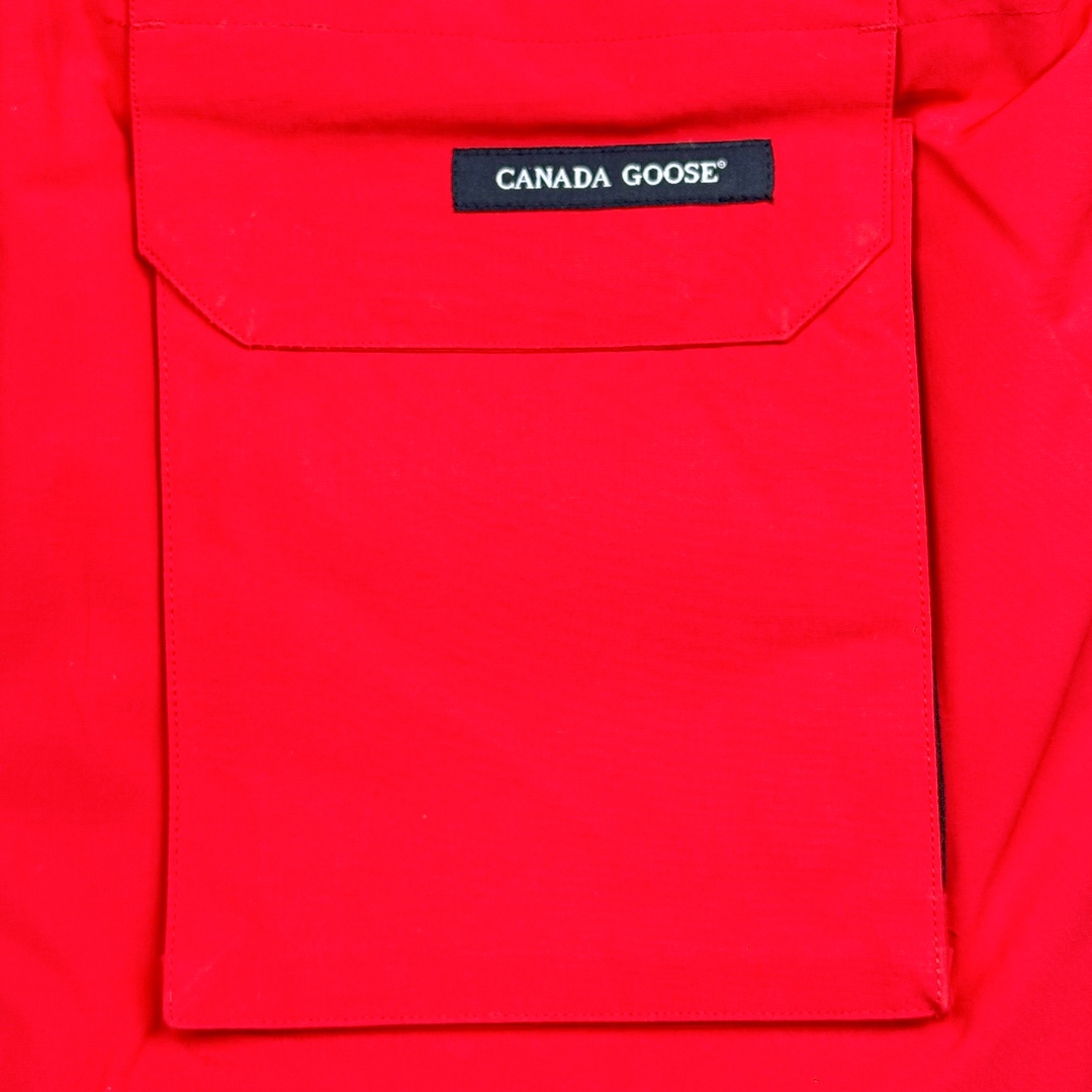 图片[8]-＃纯原 CANADA GOOSE Expedition 4660M加拿大鹅08远征款 派克大衣羽绒服 行业标杆 国内羽绒服天花板 全新改版 升级大量细节 完美还原ZP 大到面料毛领羽绒 小到一针一线一个纽扣都是肉眼可见的细节 市面最接近ZP版本 欢迎客户对比 同行指导 1.今年羽绒依然采用国标80白鸭绒 填充450g（机器格充 电脑设定数值 每件充绒误差不超过10g）不混绒 随意拆开送检 2.独家定制18支面料 ZP一致 采用“Arctic Tech”面料技术外层面料是84.5%的聚酯纤维15.5%棉 里料为100%棉纶 垫料为100%聚酯纤维 持久防水防风抗寒保暖 3.里布采用40D Nylon AC油性胶 单染5级牢度 领口绒布采用原厂高密度丝光绒 口袋布使用弹性高密度摇粒绒 柔软亲肤 胆布采用330T全涤防绒7号针杜绝跑绒 如有跑绒直接白送 4.日本进口JUKI（重机）大型缝纫机专业打枣锁边 完全遵循正品整件衣服106个枣 全身加固 每个枣长度遵循正品 固定1-1.1cm 密度和长度均与正品相同5.吉田YKK原厂拉链 Y形双勾魔术贴 袖口采用定制加厚无缝螺纹 今年袖口螺纹添加高弹氨纶金丝 增加弹性和强度 大到面料 胆布 小到纽扣 抽绳 全部原版定制开发 对标正品 6.进口田岛刺绣机机定制万针刺绣胸标 图案饱满立体 无限接近正品 7.毛领为加拿大进口西郊狼皮制作 春季购入万条顶级毛领 毛领宽度14cm 长度55cm 今年冬天整季毛领品质都会稳定如一 杜绝中后期毛领品质参差不齐情况 8.包装采用立体手提袋包装 卡片一应俱全 送人 自留更有排面 9.所有细节均参照22年最新版正品1：1打板复刻 区别市面错版\\\”一眼假\\\” 尺码：XS S M L XL XXL-选品中心