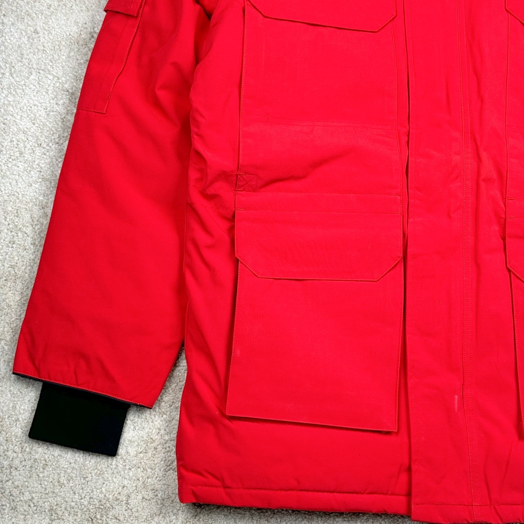 图片[4]-＃纯原 CANADA GOOSE Expedition 4660M加拿大鹅08远征款 派克大衣羽绒服 行业标杆 国内羽绒服天花板 全新改版 升级大量细节 完美还原ZP 大到面料毛领羽绒 小到一针一线一个纽扣都是肉眼可见的细节 市面最接近ZP版本 欢迎客户对比 同行指导 1.今年羽绒依然采用国标80白鸭绒 填充450g（机器格充 电脑设定数值 每件充绒误差不超过10g）不混绒 随意拆开送检 2.独家定制18支面料 ZP一致 采用“Arctic Tech”面料技术外层面料是84.5%的聚酯纤维15.5%棉 里料为100%棉纶 垫料为100%聚酯纤维 持久防水防风抗寒保暖 3.里布采用40D Nylon AC油性胶 单染5级牢度 领口绒布采用原厂高密度丝光绒 口袋布使用弹性高密度摇粒绒 柔软亲肤 胆布采用330T全涤防绒7号针杜绝跑绒 如有跑绒直接白送 4.日本进口JUKI（重机）大型缝纫机专业打枣锁边 完全遵循正品整件衣服106个枣 全身加固 每个枣长度遵循正品 固定1-1.1cm 密度和长度均与正品相同5.吉田YKK原厂拉链 Y形双勾魔术贴 袖口采用定制加厚无缝螺纹 今年袖口螺纹添加高弹氨纶金丝 增加弹性和强度 大到面料 胆布 小到纽扣 抽绳 全部原版定制开发 对标正品 6.进口田岛刺绣机机定制万针刺绣胸标 图案饱满立体 无限接近正品 7.毛领为加拿大进口西郊狼皮制作 春季购入万条顶级毛领 毛领宽度14cm 长度55cm 今年冬天整季毛领品质都会稳定如一 杜绝中后期毛领品质参差不齐情况 8.包装采用立体手提袋包装 卡片一应俱全 送人 自留更有排面 9.所有细节均参照22年最新版正品1：1打板复刻 区别市面错版\\\”一眼假\\\” 尺码：XS S M L XL XXL-选品中心