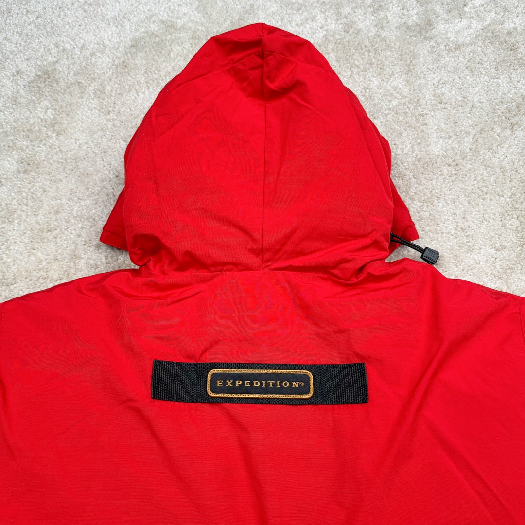 图片[10]-＃纯原 CANADA GOOSE Expedition 4660M加拿大鹅08远征款 派克大衣羽绒服 行业标杆 国内羽绒服天花板 全新改版 升级大量细节 完美还原ZP 大到面料毛领羽绒 小到一针一线一个纽扣都是肉眼可见的细节 市面最接近ZP版本 欢迎客户对比 同行指导 1.今年羽绒依然采用国标80白鸭绒 填充450g（机器格充 电脑设定数值 每件充绒误差不超过10g）不混绒 随意拆开送检 2.独家定制18支面料 ZP一致 采用“Arctic Tech”面料技术外层面料是84.5%的聚酯纤维15.5%棉 里料为100%棉纶 垫料为100%聚酯纤维 持久防水防风抗寒保暖 3.里布采用40D Nylon AC油性胶 单染5级牢度 领口绒布采用原厂高密度丝光绒 口袋布使用弹性高密度摇粒绒 柔软亲肤 胆布采用330T全涤防绒7号针杜绝跑绒 如有跑绒直接白送 4.日本进口JUKI（重机）大型缝纫机专业打枣锁边 完全遵循正品整件衣服106个枣 全身加固 每个枣长度遵循正品 固定1-1.1cm 密度和长度均与正品相同5.吉田YKK原厂拉链 Y形双勾魔术贴 袖口采用定制加厚无缝螺纹 今年袖口螺纹添加高弹氨纶金丝 增加弹性和强度 大到面料 胆布 小到纽扣 抽绳 全部原版定制开发 对标正品 6.进口田岛刺绣机机定制万针刺绣胸标 图案饱满立体 无限接近正品 7.毛领为加拿大进口西郊狼皮制作 春季购入万条顶级毛领 毛领宽度14cm 长度55cm 今年冬天整季毛领品质都会稳定如一 杜绝中后期毛领品质参差不齐情况 8.包装采用立体手提袋包装 卡片一应俱全 送人 自留更有排面 9.所有细节均参照22年最新版正品1：1打板复刻 区别市面错版\\\”一眼假\\\” 尺码：XS S M L XL XXL-选品中心