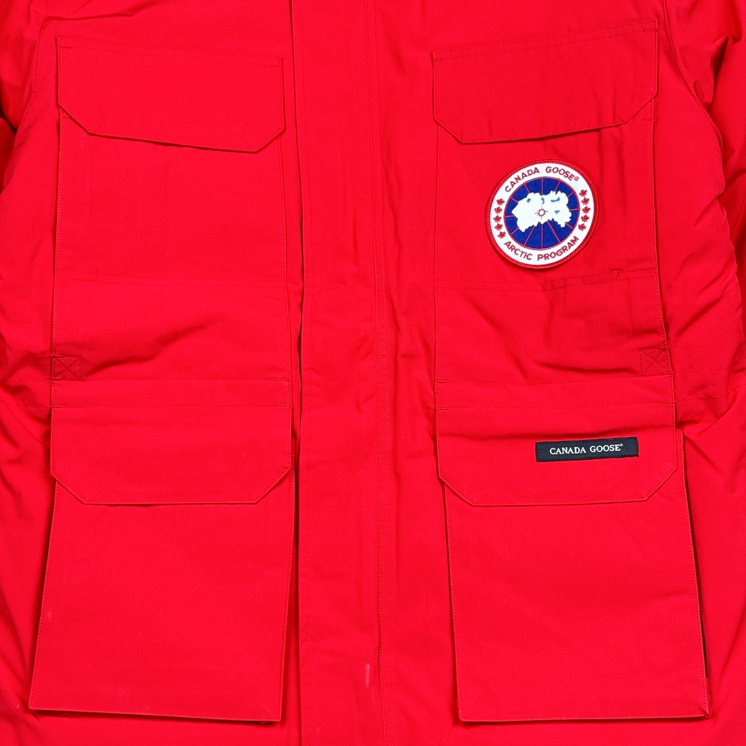 图片[6]-＃纯原 CANADA GOOSE Expedition 4660M加拿大鹅08远征款 派克大衣羽绒服 行业标杆 国内羽绒服天花板 全新改版 升级大量细节 完美还原ZP 大到面料毛领羽绒 小到一针一线一个纽扣都是肉眼可见的细节 市面最接近ZP版本 欢迎客户对比 同行指导 1.今年羽绒依然采用国标80白鸭绒 填充450g（机器格充 电脑设定数值 每件充绒误差不超过10g）不混绒 随意拆开送检 2.独家定制18支面料 ZP一致 采用“Arctic Tech”面料技术外层面料是84.5%的聚酯纤维15.5%棉 里料为100%棉纶 垫料为100%聚酯纤维 持久防水防风抗寒保暖 3.里布采用40D Nylon AC油性胶 单染5级牢度 领口绒布采用原厂高密度丝光绒 口袋布使用弹性高密度摇粒绒 柔软亲肤 胆布采用330T全涤防绒7号针杜绝跑绒 如有跑绒直接白送 4.日本进口JUKI（重机）大型缝纫机专业打枣锁边 完全遵循正品整件衣服106个枣 全身加固 每个枣长度遵循正品 固定1-1.1cm 密度和长度均与正品相同5.吉田YKK原厂拉链 Y形双勾魔术贴 袖口采用定制加厚无缝螺纹 今年袖口螺纹添加高弹氨纶金丝 增加弹性和强度 大到面料 胆布 小到纽扣 抽绳 全部原版定制开发 对标正品 6.进口田岛刺绣机机定制万针刺绣胸标 图案饱满立体 无限接近正品 7.毛领为加拿大进口西郊狼皮制作 春季购入万条顶级毛领 毛领宽度14cm 长度55cm 今年冬天整季毛领品质都会稳定如一 杜绝中后期毛领品质参差不齐情况 8.包装采用立体手提袋包装 卡片一应俱全 送人 自留更有排面 9.所有细节均参照22年最新版正品1：1打板复刻 区别市面错版\\\”一眼假\\\” 尺码：XS S M L XL XXL-选品中心