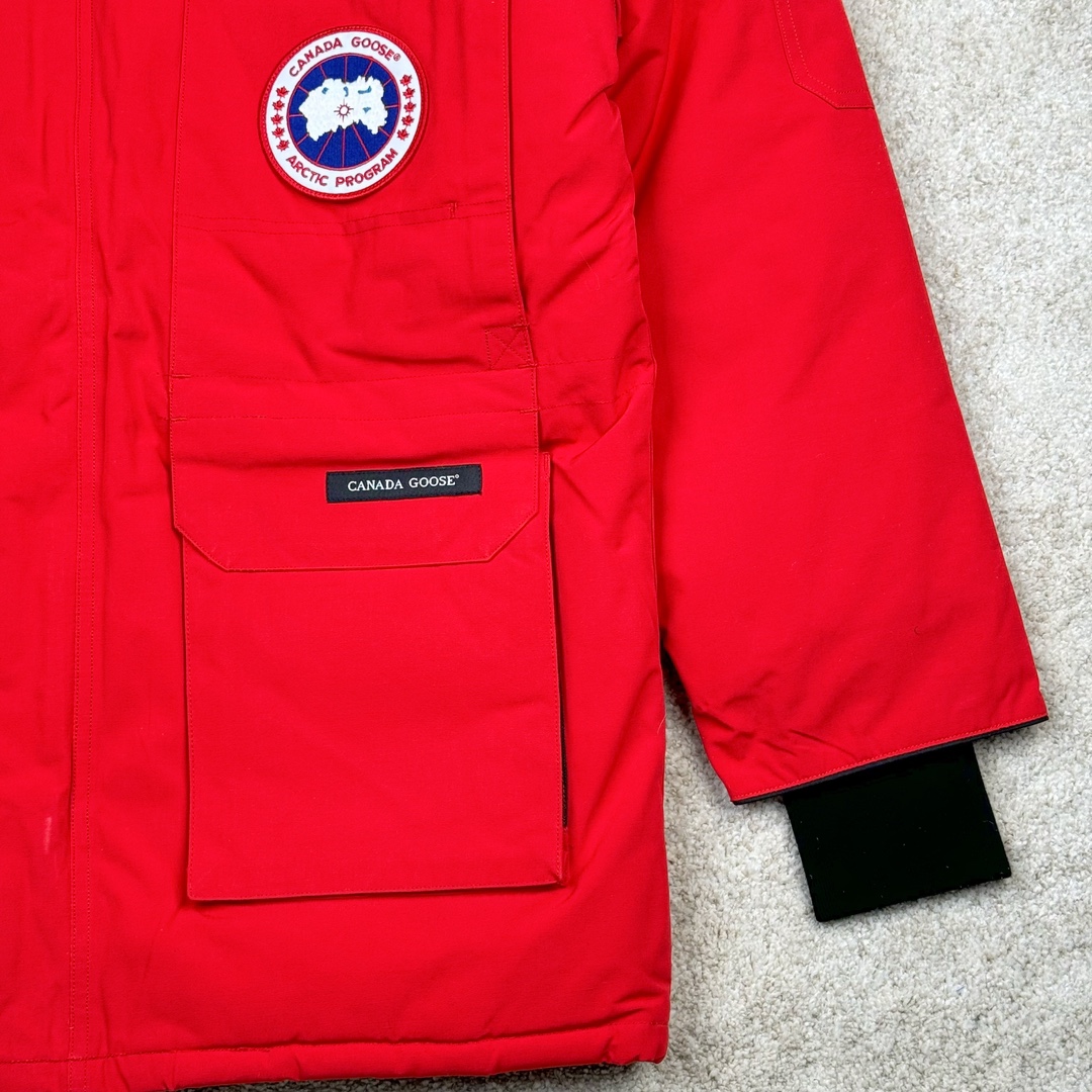 图片[5]-＃纯原 CANADA GOOSE Expedition 4660M加拿大鹅08远征款 派克大衣羽绒服 行业标杆 国内羽绒服天花板 全新改版 升级大量细节 完美还原ZP 大到面料毛领羽绒 小到一针一线一个纽扣都是肉眼可见的细节 市面最接近ZP版本 欢迎客户对比 同行指导 1.今年羽绒依然采用国标80白鸭绒 填充450g（机器格充 电脑设定数值 每件充绒误差不超过10g）不混绒 随意拆开送检 2.独家定制18支面料 ZP一致 采用“Arctic Tech”面料技术外层面料是84.5%的聚酯纤维15.5%棉 里料为100%棉纶 垫料为100%聚酯纤维 持久防水防风抗寒保暖 3.里布采用40D Nylon AC油性胶 单染5级牢度 领口绒布采用原厂高密度丝光绒 口袋布使用弹性高密度摇粒绒 柔软亲肤 胆布采用330T全涤防绒7号针杜绝跑绒 如有跑绒直接白送 4.日本进口JUKI（重机）大型缝纫机专业打枣锁边 完全遵循正品整件衣服106个枣 全身加固 每个枣长度遵循正品 固定1-1.1cm 密度和长度均与正品相同5.吉田YKK原厂拉链 Y形双勾魔术贴 袖口采用定制加厚无缝螺纹 今年袖口螺纹添加高弹氨纶金丝 增加弹性和强度 大到面料 胆布 小到纽扣 抽绳 全部原版定制开发 对标正品 6.进口田岛刺绣机机定制万针刺绣胸标 图案饱满立体 无限接近正品 7.毛领为加拿大进口西郊狼皮制作 春季购入万条顶级毛领 毛领宽度14cm 长度55cm 今年冬天整季毛领品质都会稳定如一 杜绝中后期毛领品质参差不齐情况 8.包装采用立体手提袋包装 卡片一应俱全 送人 自留更有排面 9.所有细节均参照22年最新版正品1：1打板复刻 区别市面错版\\\”一眼假\\\” 尺码：XS S M L XL XXL-选品中心