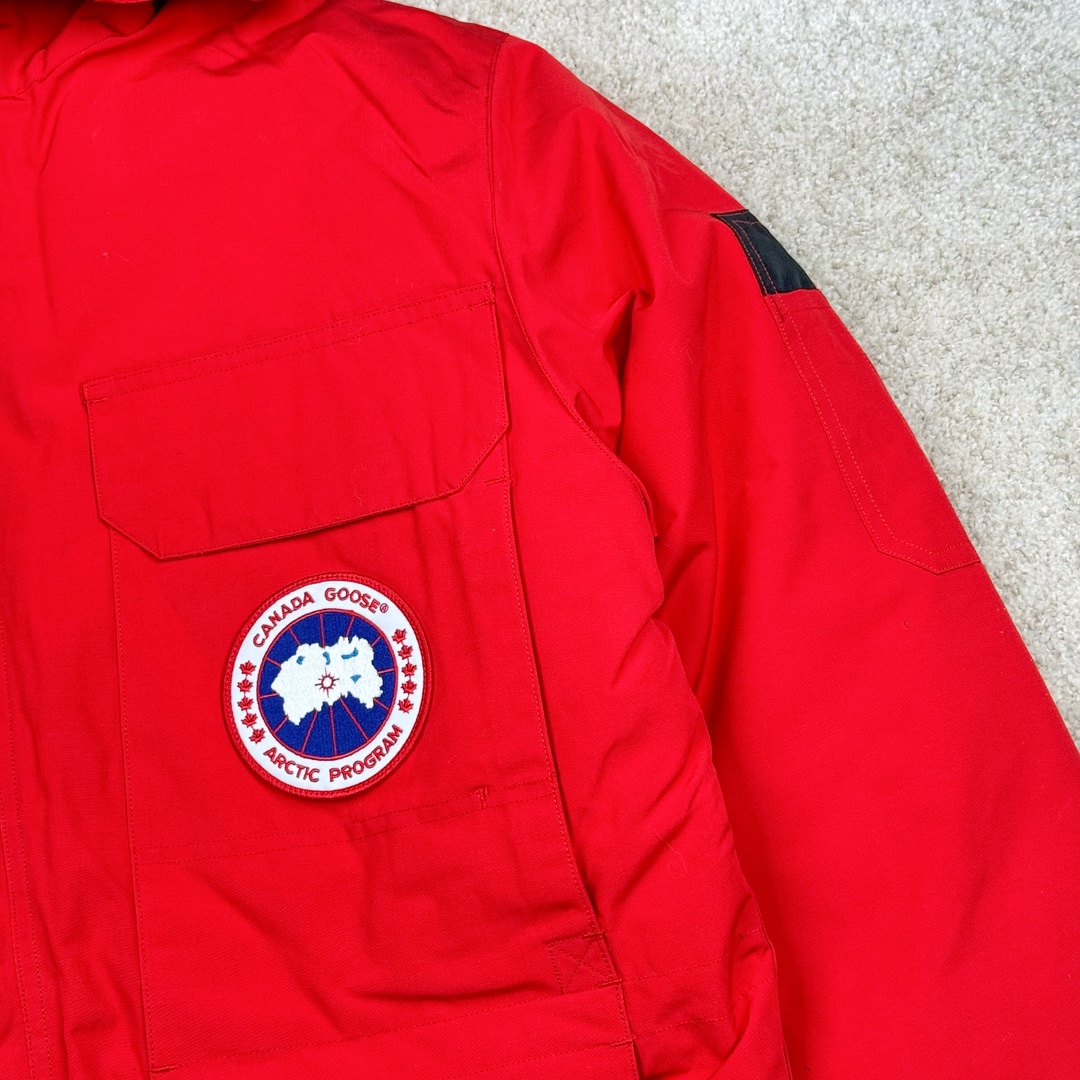 图片[9]-＃纯原 CANADA GOOSE Expedition 4660M加拿大鹅08远征款 派克大衣羽绒服 行业标杆 国内羽绒服天花板 全新改版 升级大量细节 完美还原ZP 大到面料毛领羽绒 小到一针一线一个纽扣都是肉眼可见的细节 市面最接近ZP版本 欢迎客户对比 同行指导 1.今年羽绒依然采用国标80白鸭绒 填充450g（机器格充 电脑设定数值 每件充绒误差不超过10g）不混绒 随意拆开送检 2.独家定制18支面料 ZP一致 采用“Arctic Tech”面料技术外层面料是84.5%的聚酯纤维15.5%棉 里料为100%棉纶 垫料为100%聚酯纤维 持久防水防风抗寒保暖 3.里布采用40D Nylon AC油性胶 单染5级牢度 领口绒布采用原厂高密度丝光绒 口袋布使用弹性高密度摇粒绒 柔软亲肤 胆布采用330T全涤防绒7号针杜绝跑绒 如有跑绒直接白送 4.日本进口JUKI（重机）大型缝纫机专业打枣锁边 完全遵循正品整件衣服106个枣 全身加固 每个枣长度遵循正品 固定1-1.1cm 密度和长度均与正品相同5.吉田YKK原厂拉链 Y形双勾魔术贴 袖口采用定制加厚无缝螺纹 今年袖口螺纹添加高弹氨纶金丝 增加弹性和强度 大到面料 胆布 小到纽扣 抽绳 全部原版定制开发 对标正品 6.进口田岛刺绣机机定制万针刺绣胸标 图案饱满立体 无限接近正品 7.毛领为加拿大进口西郊狼皮制作 春季购入万条顶级毛领 毛领宽度14cm 长度55cm 今年冬天整季毛领品质都会稳定如一 杜绝中后期毛领品质参差不齐情况 8.包装采用立体手提袋包装 卡片一应俱全 送人 自留更有排面 9.所有细节均参照22年最新版正品1：1打板复刻 区别市面错版\\\”一眼假\\\” 尺码：XS S M L XL XXL-选品中心