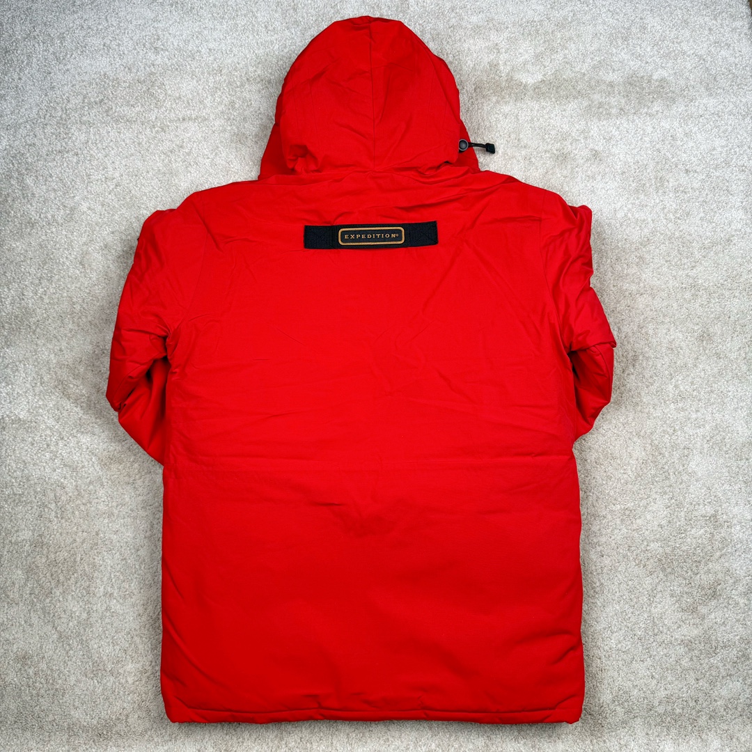 图片[2]-＃纯原 CANADA GOOSE Expedition 4660M加拿大鹅08远征款 派克大衣羽绒服 行业标杆 国内羽绒服天花板 全新改版 升级大量细节 完美还原ZP 大到面料毛领羽绒 小到一针一线一个纽扣都是肉眼可见的细节 市面最接近ZP版本 欢迎客户对比 同行指导 1.今年羽绒依然采用国标80白鸭绒 填充450g（机器格充 电脑设定数值 每件充绒误差不超过10g）不混绒 随意拆开送检 2.独家定制18支面料 ZP一致 采用“Arctic Tech”面料技术外层面料是84.5%的聚酯纤维15.5%棉 里料为100%棉纶 垫料为100%聚酯纤维 持久防水防风抗寒保暖 3.里布采用40D Nylon AC油性胶 单染5级牢度 领口绒布采用原厂高密度丝光绒 口袋布使用弹性高密度摇粒绒 柔软亲肤 胆布采用330T全涤防绒7号针杜绝跑绒 如有跑绒直接白送 4.日本进口JUKI（重机）大型缝纫机专业打枣锁边 完全遵循正品整件衣服106个枣 全身加固 每个枣长度遵循正品 固定1-1.1cm 密度和长度均与正品相同5.吉田YKK原厂拉链 Y形双勾魔术贴 袖口采用定制加厚无缝螺纹 今年袖口螺纹添加高弹氨纶金丝 增加弹性和强度 大到面料 胆布 小到纽扣 抽绳 全部原版定制开发 对标正品 6.进口田岛刺绣机机定制万针刺绣胸标 图案饱满立体 无限接近正品 7.毛领为加拿大进口西郊狼皮制作 春季购入万条顶级毛领 毛领宽度14cm 长度55cm 今年冬天整季毛领品质都会稳定如一 杜绝中后期毛领品质参差不齐情况 8.包装采用立体手提袋包装 卡片一应俱全 送人 自留更有排面 9.所有细节均参照22年最新版正品1：1打板复刻 区别市面错版\\\”一眼假\\\” 尺码：XS S M L XL XXL-选品中心