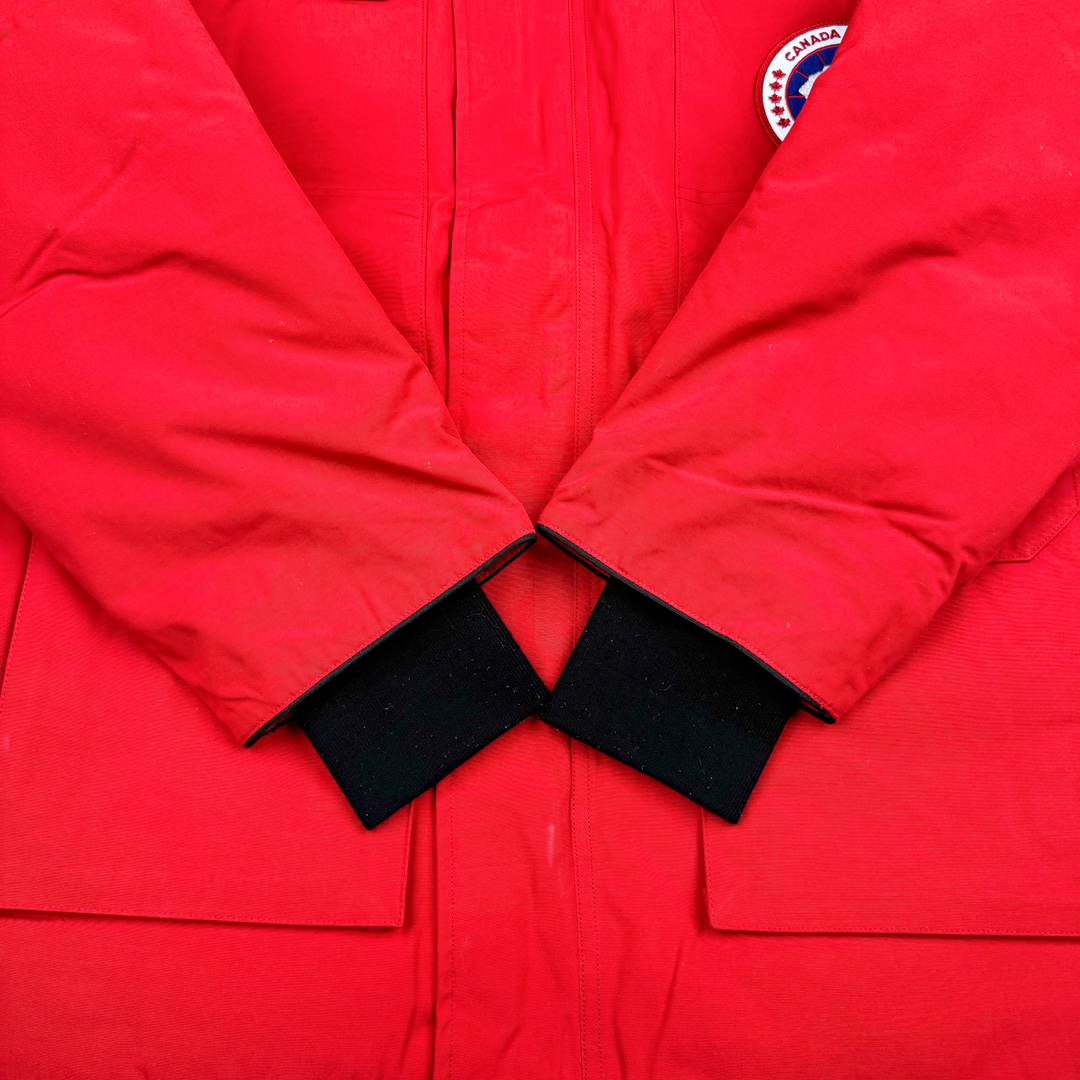 图片[11]-＃纯原 CANADA GOOSE Expedition 4660M加拿大鹅08远征款 派克大衣羽绒服 行业标杆 国内羽绒服天花板 全新改版 升级大量细节 完美还原ZP 大到面料毛领羽绒 小到一针一线一个纽扣都是肉眼可见的细节 市面最接近ZP版本 欢迎客户对比 同行指导 1.今年羽绒依然采用国标80白鸭绒 填充450g（机器格充 电脑设定数值 每件充绒误差不超过10g）不混绒 随意拆开送检 2.独家定制18支面料 ZP一致 采用“Arctic Tech”面料技术外层面料是84.5%的聚酯纤维15.5%棉 里料为100%棉纶 垫料为100%聚酯纤维 持久防水防风抗寒保暖 3.里布采用40D Nylon AC油性胶 单染5级牢度 领口绒布采用原厂高密度丝光绒 口袋布使用弹性高密度摇粒绒 柔软亲肤 胆布采用330T全涤防绒7号针杜绝跑绒 如有跑绒直接白送 4.日本进口JUKI（重机）大型缝纫机专业打枣锁边 完全遵循正品整件衣服106个枣 全身加固 每个枣长度遵循正品 固定1-1.1cm 密度和长度均与正品相同5.吉田YKK原厂拉链 Y形双勾魔术贴 袖口采用定制加厚无缝螺纹 今年袖口螺纹添加高弹氨纶金丝 增加弹性和强度 大到面料 胆布 小到纽扣 抽绳 全部原版定制开发 对标正品 6.进口田岛刺绣机机定制万针刺绣胸标 图案饱满立体 无限接近正品 7.毛领为加拿大进口西郊狼皮制作 春季购入万条顶级毛领 毛领宽度14cm 长度55cm 今年冬天整季毛领品质都会稳定如一 杜绝中后期毛领品质参差不齐情况 8.包装采用立体手提袋包装 卡片一应俱全 送人 自留更有排面 9.所有细节均参照22年最新版正品1：1打板复刻 区别市面错版\\\”一眼假\\\” 尺码：XS S M L XL XXL-选品中心