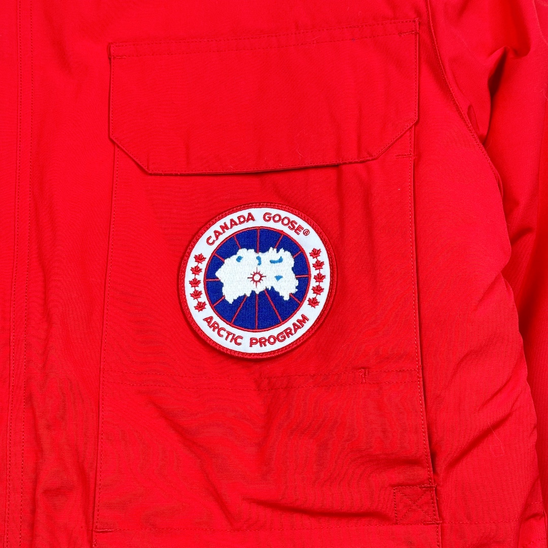 图片[7]-＃纯原 CANADA GOOSE Expedition 4660M加拿大鹅08远征款 派克大衣羽绒服 行业标杆 国内羽绒服天花板 全新改版 升级大量细节 完美还原ZP 大到面料毛领羽绒 小到一针一线一个纽扣都是肉眼可见的细节 市面最接近ZP版本 欢迎客户对比 同行指导 1.今年羽绒依然采用国标80白鸭绒 填充450g（机器格充 电脑设定数值 每件充绒误差不超过10g）不混绒 随意拆开送检 2.独家定制18支面料 ZP一致 采用“Arctic Tech”面料技术外层面料是84.5%的聚酯纤维15.5%棉 里料为100%棉纶 垫料为100%聚酯纤维 持久防水防风抗寒保暖 3.里布采用40D Nylon AC油性胶 单染5级牢度 领口绒布采用原厂高密度丝光绒 口袋布使用弹性高密度摇粒绒 柔软亲肤 胆布采用330T全涤防绒7号针杜绝跑绒 如有跑绒直接白送 4.日本进口JUKI（重机）大型缝纫机专业打枣锁边 完全遵循正品整件衣服106个枣 全身加固 每个枣长度遵循正品 固定1-1.1cm 密度和长度均与正品相同5.吉田YKK原厂拉链 Y形双勾魔术贴 袖口采用定制加厚无缝螺纹 今年袖口螺纹添加高弹氨纶金丝 增加弹性和强度 大到面料 胆布 小到纽扣 抽绳 全部原版定制开发 对标正品 6.进口田岛刺绣机机定制万针刺绣胸标 图案饱满立体 无限接近正品 7.毛领为加拿大进口西郊狼皮制作 春季购入万条顶级毛领 毛领宽度14cm 长度55cm 今年冬天整季毛领品质都会稳定如一 杜绝中后期毛领品质参差不齐情况 8.包装采用立体手提袋包装 卡片一应俱全 送人 自留更有排面 9.所有细节均参照22年最新版正品1：1打板复刻 区别市面错版\\\”一眼假\\\” 尺码：XS S M L XL XXL-选品中心