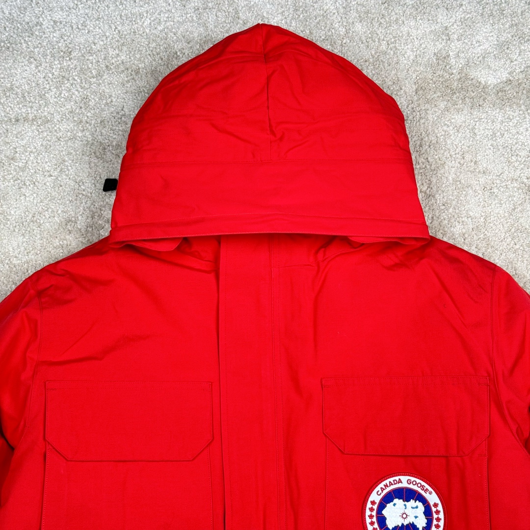 图片[3]-＃纯原 CANADA GOOSE Expedition 4660M加拿大鹅08远征款 派克大衣羽绒服 行业标杆 国内羽绒服天花板 全新改版 升级大量细节 完美还原ZP 大到面料毛领羽绒 小到一针一线一个纽扣都是肉眼可见的细节 市面最接近ZP版本 欢迎客户对比 同行指导 1.今年羽绒依然采用国标80白鸭绒 填充450g（机器格充 电脑设定数值 每件充绒误差不超过10g）不混绒 随意拆开送检 2.独家定制18支面料 ZP一致 采用“Arctic Tech”面料技术外层面料是84.5%的聚酯纤维15.5%棉 里料为100%棉纶 垫料为100%聚酯纤维 持久防水防风抗寒保暖 3.里布采用40D Nylon AC油性胶 单染5级牢度 领口绒布采用原厂高密度丝光绒 口袋布使用弹性高密度摇粒绒 柔软亲肤 胆布采用330T全涤防绒7号针杜绝跑绒 如有跑绒直接白送 4.日本进口JUKI（重机）大型缝纫机专业打枣锁边 完全遵循正品整件衣服106个枣 全身加固 每个枣长度遵循正品 固定1-1.1cm 密度和长度均与正品相同5.吉田YKK原厂拉链 Y形双勾魔术贴 袖口采用定制加厚无缝螺纹 今年袖口螺纹添加高弹氨纶金丝 增加弹性和强度 大到面料 胆布 小到纽扣 抽绳 全部原版定制开发 对标正品 6.进口田岛刺绣机机定制万针刺绣胸标 图案饱满立体 无限接近正品 7.毛领为加拿大进口西郊狼皮制作 春季购入万条顶级毛领 毛领宽度14cm 长度55cm 今年冬天整季毛领品质都会稳定如一 杜绝中后期毛领品质参差不齐情况 8.包装采用立体手提袋包装 卡片一应俱全 送人 自留更有排面 9.所有细节均参照22年最新版正品1：1打板复刻 区别市面错版\\\”一眼假\\\” 尺码：XS S M L XL XXL-选品中心