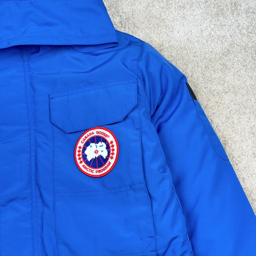 图片[7]-＃纯原 CANADA GOOSE Expedition 4660M加拿大鹅08远征款 派克大衣羽绒服 行业标杆 国内羽绒服天花板 全新改版 升级大量细节 完美还原ZP 大到面料毛领羽绒 小到一针一线一个纽扣都是肉眼可见的细节 市面最接近ZP版本 欢迎客户对比 同行指导 1.今年羽绒依然采用国标80白鸭绒 填充450g（机器格充 电脑设定数值 每件充绒误差不超过10g）不混绒 随意拆开送检 2.独家定制18支面料 ZP一致 采用“Arctic Tech”面料技术外层面料是84.5%的聚酯纤维15.5%棉 里料为100%棉纶 垫料为100%聚酯纤维 持久防水防风抗寒保暖 3.里布采用40D Nylon AC油性胶 单染5级牢度 领口绒布采用原厂高密度丝光绒 口袋布使用弹性高密度摇粒绒 柔软亲肤 胆布采用330T全涤防绒7号针杜绝跑绒 如有跑绒直接白送 4.日本进口JUKI（重机）大型缝纫机专业打枣锁边 完全遵循正品整件衣服106个枣 全身加固 每个枣长度遵循正品 固定1-1.1cm 密度和长度均与正品相同5.吉田YKK原厂拉链 Y形双勾魔术贴 袖口采用定制加厚无缝螺纹 今年袖口螺纹添加高弹氨纶金丝 增加弹性和强度 大到面料 胆布 小到纽扣 抽绳 全部原版定制开发 对标正品 6.进口田岛刺绣机机定制万针刺绣胸标 图案饱满立体 无限接近正品 7.毛领为加拿大进口西郊狼皮制作 春季购入万条顶级毛领 毛领宽度14cm 长度55cm 今年冬天整季毛领品质都会稳定如一 杜绝中后期毛领品质参差不齐情况 8.包装采用立体手提袋包装 卡片一应俱全 送人 自留更有排面 9.所有细节均参照22年最新版正品1：1打板复刻 区别市面错版\\\”一眼假\\\” 尺码：XS S M L XL XXL-选品中心