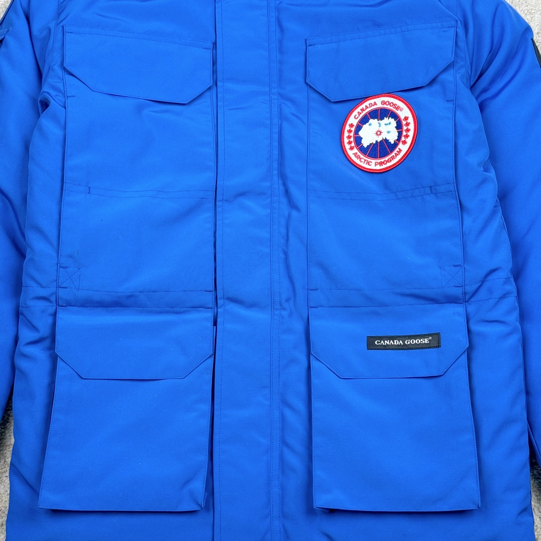 图片[6]-＃纯原 CANADA GOOSE Expedition 4660M加拿大鹅08远征款 派克大衣羽绒服 行业标杆 国内羽绒服天花板 全新改版 升级大量细节 完美还原ZP 大到面料毛领羽绒 小到一针一线一个纽扣都是肉眼可见的细节 市面最接近ZP版本 欢迎客户对比 同行指导 1.今年羽绒依然采用国标80白鸭绒 填充450g（机器格充 电脑设定数值 每件充绒误差不超过10g）不混绒 随意拆开送检 2.独家定制18支面料 ZP一致 采用“Arctic Tech”面料技术外层面料是84.5%的聚酯纤维15.5%棉 里料为100%棉纶 垫料为100%聚酯纤维 持久防水防风抗寒保暖 3.里布采用40D Nylon AC油性胶 单染5级牢度 领口绒布采用原厂高密度丝光绒 口袋布使用弹性高密度摇粒绒 柔软亲肤 胆布采用330T全涤防绒7号针杜绝跑绒 如有跑绒直接白送 4.日本进口JUKI（重机）大型缝纫机专业打枣锁边 完全遵循正品整件衣服106个枣 全身加固 每个枣长度遵循正品 固定1-1.1cm 密度和长度均与正品相同5.吉田YKK原厂拉链 Y形双勾魔术贴 袖口采用定制加厚无缝螺纹 今年袖口螺纹添加高弹氨纶金丝 增加弹性和强度 大到面料 胆布 小到纽扣 抽绳 全部原版定制开发 对标正品 6.进口田岛刺绣机机定制万针刺绣胸标 图案饱满立体 无限接近正品 7.毛领为加拿大进口西郊狼皮制作 春季购入万条顶级毛领 毛领宽度14cm 长度55cm 今年冬天整季毛领品质都会稳定如一 杜绝中后期毛领品质参差不齐情况 8.包装采用立体手提袋包装 卡片一应俱全 送人 自留更有排面 9.所有细节均参照22年最新版正品1：1打板复刻 区别市面错版\\\”一眼假\\\” 尺码：XS S M L XL XXL-选品中心