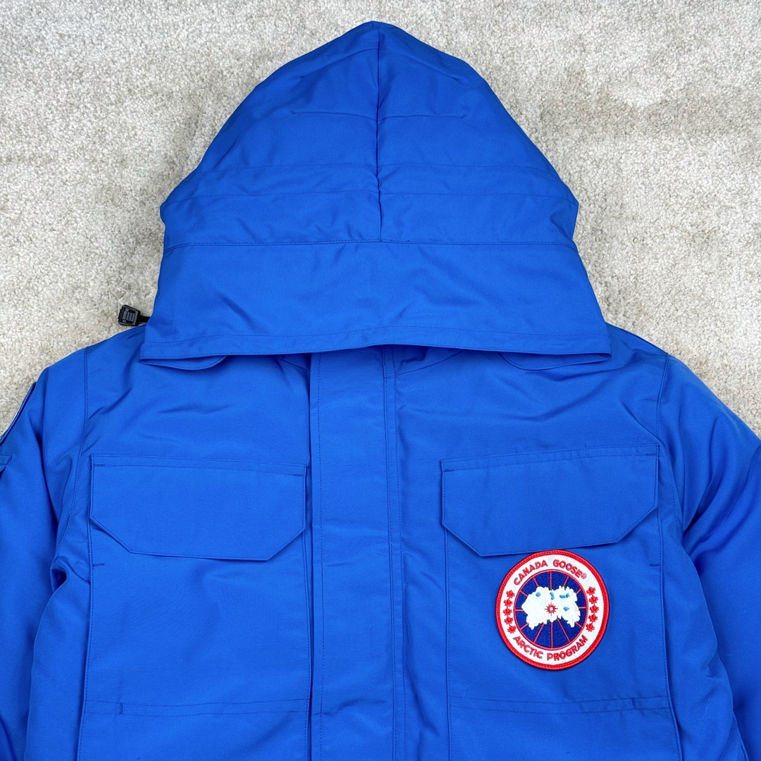 图片[3]-＃纯原 CANADA GOOSE Expedition 4660M加拿大鹅08远征款 派克大衣羽绒服 行业标杆 国内羽绒服天花板 全新改版 升级大量细节 完美还原ZP 大到面料毛领羽绒 小到一针一线一个纽扣都是肉眼可见的细节 市面最接近ZP版本 欢迎客户对比 同行指导 1.今年羽绒依然采用国标80白鸭绒 填充450g（机器格充 电脑设定数值 每件充绒误差不超过10g）不混绒 随意拆开送检 2.独家定制18支面料 ZP一致 采用“Arctic Tech”面料技术外层面料是84.5%的聚酯纤维15.5%棉 里料为100%棉纶 垫料为100%聚酯纤维 持久防水防风抗寒保暖 3.里布采用40D Nylon AC油性胶 单染5级牢度 领口绒布采用原厂高密度丝光绒 口袋布使用弹性高密度摇粒绒 柔软亲肤 胆布采用330T全涤防绒7号针杜绝跑绒 如有跑绒直接白送 4.日本进口JUKI（重机）大型缝纫机专业打枣锁边 完全遵循正品整件衣服106个枣 全身加固 每个枣长度遵循正品 固定1-1.1cm 密度和长度均与正品相同5.吉田YKK原厂拉链 Y形双勾魔术贴 袖口采用定制加厚无缝螺纹 今年袖口螺纹添加高弹氨纶金丝 增加弹性和强度 大到面料 胆布 小到纽扣 抽绳 全部原版定制开发 对标正品 6.进口田岛刺绣机机定制万针刺绣胸标 图案饱满立体 无限接近正品 7.毛领为加拿大进口西郊狼皮制作 春季购入万条顶级毛领 毛领宽度14cm 长度55cm 今年冬天整季毛领品质都会稳定如一 杜绝中后期毛领品质参差不齐情况 8.包装采用立体手提袋包装 卡片一应俱全 送人 自留更有排面 9.所有细节均参照22年最新版正品1：1打板复刻 区别市面错版\\\”一眼假\\\” 尺码：XS S M L XL XXL-选品中心