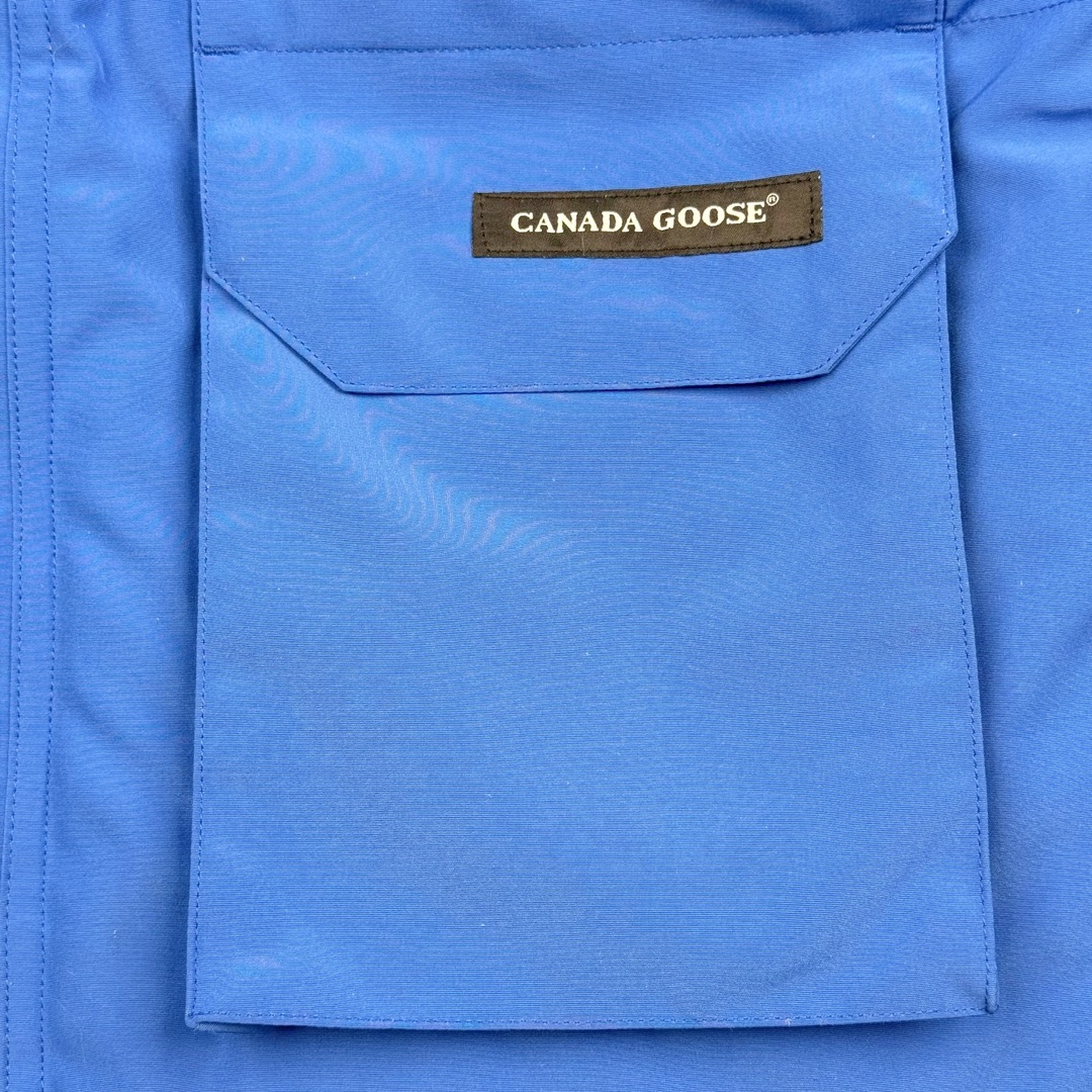 图片[8]-＃纯原 CANADA GOOSE Expedition 4660M加拿大鹅08远征款 派克大衣羽绒服 行业标杆 国内羽绒服天花板 全新改版 升级大量细节 完美还原ZP 大到面料毛领羽绒 小到一针一线一个纽扣都是肉眼可见的细节 市面最接近ZP版本 欢迎客户对比 同行指导 1.今年羽绒依然采用国标80白鸭绒 填充450g（机器格充 电脑设定数值 每件充绒误差不超过10g）不混绒 随意拆开送检 2.独家定制18支面料 ZP一致 采用“Arctic Tech”面料技术外层面料是84.5%的聚酯纤维15.5%棉 里料为100%棉纶 垫料为100%聚酯纤维 持久防水防风抗寒保暖 3.里布采用40D Nylon AC油性胶 单染5级牢度 领口绒布采用原厂高密度丝光绒 口袋布使用弹性高密度摇粒绒 柔软亲肤 胆布采用330T全涤防绒7号针杜绝跑绒 如有跑绒直接白送 4.日本进口JUKI（重机）大型缝纫机专业打枣锁边 完全遵循正品整件衣服106个枣 全身加固 每个枣长度遵循正品 固定1-1.1cm 密度和长度均与正品相同5.吉田YKK原厂拉链 Y形双勾魔术贴 袖口采用定制加厚无缝螺纹 今年袖口螺纹添加高弹氨纶金丝 增加弹性和强度 大到面料 胆布 小到纽扣 抽绳 全部原版定制开发 对标正品 6.进口田岛刺绣机机定制万针刺绣胸标 图案饱满立体 无限接近正品 7.毛领为加拿大进口西郊狼皮制作 春季购入万条顶级毛领 毛领宽度14cm 长度55cm 今年冬天整季毛领品质都会稳定如一 杜绝中后期毛领品质参差不齐情况 8.包装采用立体手提袋包装 卡片一应俱全 送人 自留更有排面 9.所有细节均参照22年最新版正品1：1打板复刻 区别市面错版\\\”一眼假\\\” 尺码：XS S M L XL XXL-选品中心