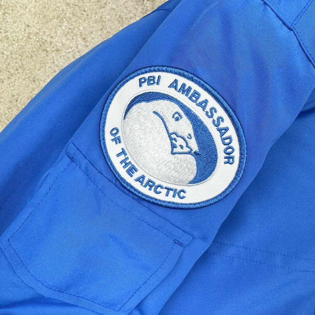 图片[11]-＃纯原 CANADA GOOSE Expedition 4660M加拿大鹅08远征款 派克大衣羽绒服 行业标杆 国内羽绒服天花板 全新改版 升级大量细节 完美还原ZP 大到面料毛领羽绒 小到一针一线一个纽扣都是肉眼可见的细节 市面最接近ZP版本 欢迎客户对比 同行指导 1.今年羽绒依然采用国标80白鸭绒 填充450g（机器格充 电脑设定数值 每件充绒误差不超过10g）不混绒 随意拆开送检 2.独家定制18支面料 ZP一致 采用“Arctic Tech”面料技术外层面料是84.5%的聚酯纤维15.5%棉 里料为100%棉纶 垫料为100%聚酯纤维 持久防水防风抗寒保暖 3.里布采用40D Nylon AC油性胶 单染5级牢度 领口绒布采用原厂高密度丝光绒 口袋布使用弹性高密度摇粒绒 柔软亲肤 胆布采用330T全涤防绒7号针杜绝跑绒 如有跑绒直接白送 4.日本进口JUKI（重机）大型缝纫机专业打枣锁边 完全遵循正品整件衣服106个枣 全身加固 每个枣长度遵循正品 固定1-1.1cm 密度和长度均与正品相同5.吉田YKK原厂拉链 Y形双勾魔术贴 袖口采用定制加厚无缝螺纹 今年袖口螺纹添加高弹氨纶金丝 增加弹性和强度 大到面料 胆布 小到纽扣 抽绳 全部原版定制开发 对标正品 6.进口田岛刺绣机机定制万针刺绣胸标 图案饱满立体 无限接近正品 7.毛领为加拿大进口西郊狼皮制作 春季购入万条顶级毛领 毛领宽度14cm 长度55cm 今年冬天整季毛领品质都会稳定如一 杜绝中后期毛领品质参差不齐情况 8.包装采用立体手提袋包装 卡片一应俱全 送人 自留更有排面 9.所有细节均参照22年最新版正品1：1打板复刻 区别市面错版\\\”一眼假\\\” 尺码：XS S M L XL XXL-选品中心