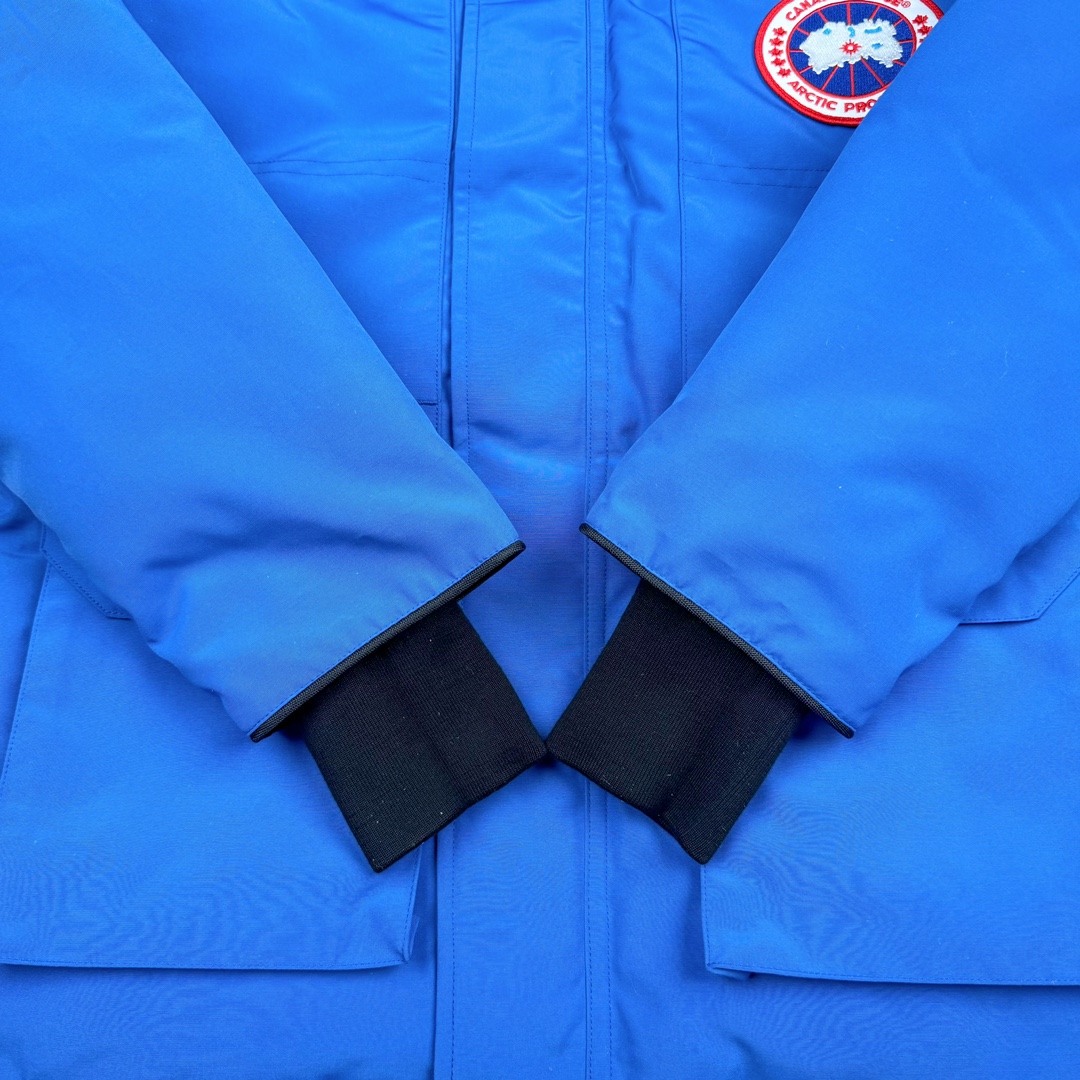 图片[10]-＃纯原 CANADA GOOSE Expedition 4660M加拿大鹅08远征款 派克大衣羽绒服 行业标杆 国内羽绒服天花板 全新改版 升级大量细节 完美还原ZP 大到面料毛领羽绒 小到一针一线一个纽扣都是肉眼可见的细节 市面最接近ZP版本 欢迎客户对比 同行指导 1.今年羽绒依然采用国标80白鸭绒 填充450g（机器格充 电脑设定数值 每件充绒误差不超过10g）不混绒 随意拆开送检 2.独家定制18支面料 ZP一致 采用“Arctic Tech”面料技术外层面料是84.5%的聚酯纤维15.5%棉 里料为100%棉纶 垫料为100%聚酯纤维 持久防水防风抗寒保暖 3.里布采用40D Nylon AC油性胶 单染5级牢度 领口绒布采用原厂高密度丝光绒 口袋布使用弹性高密度摇粒绒 柔软亲肤 胆布采用330T全涤防绒7号针杜绝跑绒 如有跑绒直接白送 4.日本进口JUKI（重机）大型缝纫机专业打枣锁边 完全遵循正品整件衣服106个枣 全身加固 每个枣长度遵循正品 固定1-1.1cm 密度和长度均与正品相同5.吉田YKK原厂拉链 Y形双勾魔术贴 袖口采用定制加厚无缝螺纹 今年袖口螺纹添加高弹氨纶金丝 增加弹性和强度 大到面料 胆布 小到纽扣 抽绳 全部原版定制开发 对标正品 6.进口田岛刺绣机机定制万针刺绣胸标 图案饱满立体 无限接近正品 7.毛领为加拿大进口西郊狼皮制作 春季购入万条顶级毛领 毛领宽度14cm 长度55cm 今年冬天整季毛领品质都会稳定如一 杜绝中后期毛领品质参差不齐情况 8.包装采用立体手提袋包装 卡片一应俱全 送人 自留更有排面 9.所有细节均参照22年最新版正品1：1打板复刻 区别市面错版\\\”一眼假\\\” 尺码：XS S M L XL XXL-选品中心