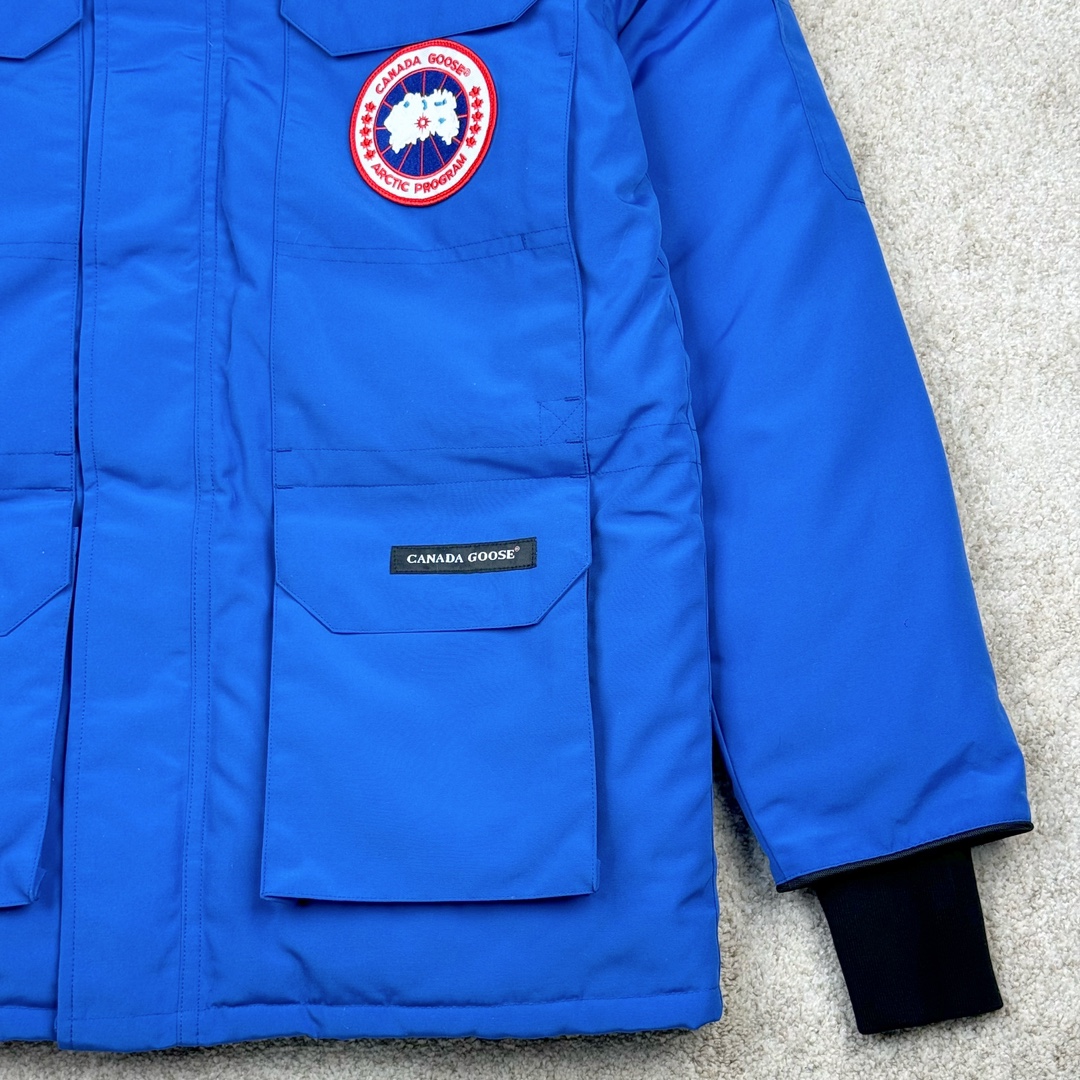 图片[5]-＃纯原 CANADA GOOSE Expedition 4660M加拿大鹅08远征款 派克大衣羽绒服 行业标杆 国内羽绒服天花板 全新改版 升级大量细节 完美还原ZP 大到面料毛领羽绒 小到一针一线一个纽扣都是肉眼可见的细节 市面最接近ZP版本 欢迎客户对比 同行指导 1.今年羽绒依然采用国标80白鸭绒 填充450g（机器格充 电脑设定数值 每件充绒误差不超过10g）不混绒 随意拆开送检 2.独家定制18支面料 ZP一致 采用“Arctic Tech”面料技术外层面料是84.5%的聚酯纤维15.5%棉 里料为100%棉纶 垫料为100%聚酯纤维 持久防水防风抗寒保暖 3.里布采用40D Nylon AC油性胶 单染5级牢度 领口绒布采用原厂高密度丝光绒 口袋布使用弹性高密度摇粒绒 柔软亲肤 胆布采用330T全涤防绒7号针杜绝跑绒 如有跑绒直接白送 4.日本进口JUKI（重机）大型缝纫机专业打枣锁边 完全遵循正品整件衣服106个枣 全身加固 每个枣长度遵循正品 固定1-1.1cm 密度和长度均与正品相同5.吉田YKK原厂拉链 Y形双勾魔术贴 袖口采用定制加厚无缝螺纹 今年袖口螺纹添加高弹氨纶金丝 增加弹性和强度 大到面料 胆布 小到纽扣 抽绳 全部原版定制开发 对标正品 6.进口田岛刺绣机机定制万针刺绣胸标 图案饱满立体 无限接近正品 7.毛领为加拿大进口西郊狼皮制作 春季购入万条顶级毛领 毛领宽度14cm 长度55cm 今年冬天整季毛领品质都会稳定如一 杜绝中后期毛领品质参差不齐情况 8.包装采用立体手提袋包装 卡片一应俱全 送人 自留更有排面 9.所有细节均参照22年最新版正品1：1打板复刻 区别市面错版\\\”一眼假\\\” 尺码：XS S M L XL XXL-选品中心