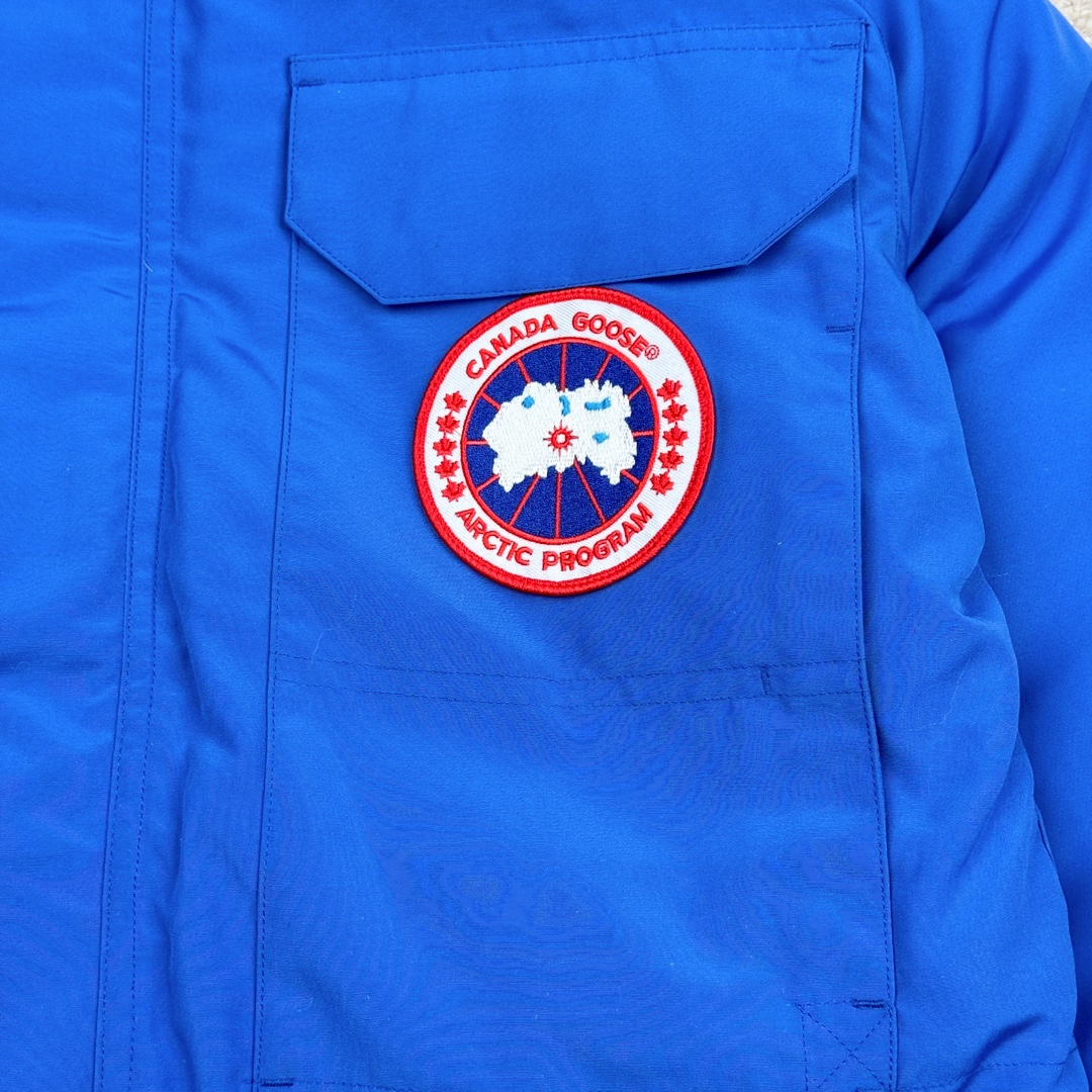 图片[9]-＃纯原 CANADA GOOSE Expedition 4660M加拿大鹅08远征款 派克大衣羽绒服 行业标杆 国内羽绒服天花板 全新改版 升级大量细节 完美还原ZP 大到面料毛领羽绒 小到一针一线一个纽扣都是肉眼可见的细节 市面最接近ZP版本 欢迎客户对比 同行指导 1.今年羽绒依然采用国标80白鸭绒 填充450g（机器格充 电脑设定数值 每件充绒误差不超过10g）不混绒 随意拆开送检 2.独家定制18支面料 ZP一致 采用“Arctic Tech”面料技术外层面料是84.5%的聚酯纤维15.5%棉 里料为100%棉纶 垫料为100%聚酯纤维 持久防水防风抗寒保暖 3.里布采用40D Nylon AC油性胶 单染5级牢度 领口绒布采用原厂高密度丝光绒 口袋布使用弹性高密度摇粒绒 柔软亲肤 胆布采用330T全涤防绒7号针杜绝跑绒 如有跑绒直接白送 4.日本进口JUKI（重机）大型缝纫机专业打枣锁边 完全遵循正品整件衣服106个枣 全身加固 每个枣长度遵循正品 固定1-1.1cm 密度和长度均与正品相同5.吉田YKK原厂拉链 Y形双勾魔术贴 袖口采用定制加厚无缝螺纹 今年袖口螺纹添加高弹氨纶金丝 增加弹性和强度 大到面料 胆布 小到纽扣 抽绳 全部原版定制开发 对标正品 6.进口田岛刺绣机机定制万针刺绣胸标 图案饱满立体 无限接近正品 7.毛领为加拿大进口西郊狼皮制作 春季购入万条顶级毛领 毛领宽度14cm 长度55cm 今年冬天整季毛领品质都会稳定如一 杜绝中后期毛领品质参差不齐情况 8.包装采用立体手提袋包装 卡片一应俱全 送人 自留更有排面 9.所有细节均参照22年最新版正品1：1打板复刻 区别市面错版\\\”一眼假\\\” 尺码：XS S M L XL XXL-选品中心