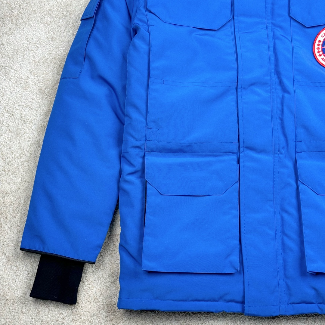 图片[4]-＃纯原 CANADA GOOSE Expedition 4660M加拿大鹅08远征款 派克大衣羽绒服 行业标杆 国内羽绒服天花板 全新改版 升级大量细节 完美还原ZP 大到面料毛领羽绒 小到一针一线一个纽扣都是肉眼可见的细节 市面最接近ZP版本 欢迎客户对比 同行指导 1.今年羽绒依然采用国标80白鸭绒 填充450g（机器格充 电脑设定数值 每件充绒误差不超过10g）不混绒 随意拆开送检 2.独家定制18支面料 ZP一致 采用“Arctic Tech”面料技术外层面料是84.5%的聚酯纤维15.5%棉 里料为100%棉纶 垫料为100%聚酯纤维 持久防水防风抗寒保暖 3.里布采用40D Nylon AC油性胶 单染5级牢度 领口绒布采用原厂高密度丝光绒 口袋布使用弹性高密度摇粒绒 柔软亲肤 胆布采用330T全涤防绒7号针杜绝跑绒 如有跑绒直接白送 4.日本进口JUKI（重机）大型缝纫机专业打枣锁边 完全遵循正品整件衣服106个枣 全身加固 每个枣长度遵循正品 固定1-1.1cm 密度和长度均与正品相同5.吉田YKK原厂拉链 Y形双勾魔术贴 袖口采用定制加厚无缝螺纹 今年袖口螺纹添加高弹氨纶金丝 增加弹性和强度 大到面料 胆布 小到纽扣 抽绳 全部原版定制开发 对标正品 6.进口田岛刺绣机机定制万针刺绣胸标 图案饱满立体 无限接近正品 7.毛领为加拿大进口西郊狼皮制作 春季购入万条顶级毛领 毛领宽度14cm 长度55cm 今年冬天整季毛领品质都会稳定如一 杜绝中后期毛领品质参差不齐情况 8.包装采用立体手提袋包装 卡片一应俱全 送人 自留更有排面 9.所有细节均参照22年最新版正品1：1打板复刻 区别市面错版\\\”一眼假\\\” 尺码：XS S M L XL XXL-选品中心