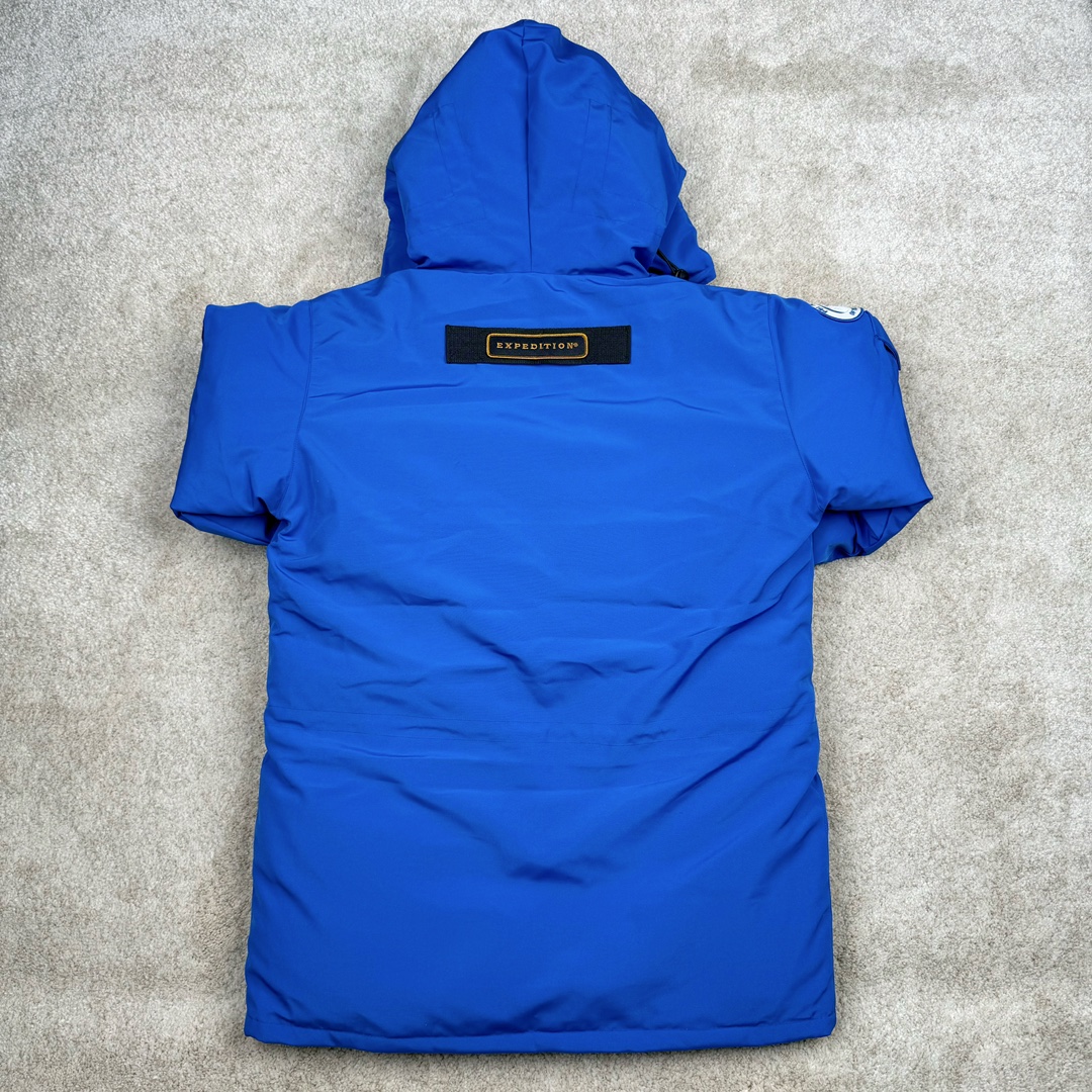 图片[2]-＃纯原 CANADA GOOSE Expedition 4660M加拿大鹅08远征款 派克大衣羽绒服 行业标杆 国内羽绒服天花板 全新改版 升级大量细节 完美还原ZP 大到面料毛领羽绒 小到一针一线一个纽扣都是肉眼可见的细节 市面最接近ZP版本 欢迎客户对比 同行指导 1.今年羽绒依然采用国标80白鸭绒 填充450g（机器格充 电脑设定数值 每件充绒误差不超过10g）不混绒 随意拆开送检 2.独家定制18支面料 ZP一致 采用“Arctic Tech”面料技术外层面料是84.5%的聚酯纤维15.5%棉 里料为100%棉纶 垫料为100%聚酯纤维 持久防水防风抗寒保暖 3.里布采用40D Nylon AC油性胶 单染5级牢度 领口绒布采用原厂高密度丝光绒 口袋布使用弹性高密度摇粒绒 柔软亲肤 胆布采用330T全涤防绒7号针杜绝跑绒 如有跑绒直接白送 4.日本进口JUKI（重机）大型缝纫机专业打枣锁边 完全遵循正品整件衣服106个枣 全身加固 每个枣长度遵循正品 固定1-1.1cm 密度和长度均与正品相同5.吉田YKK原厂拉链 Y形双勾魔术贴 袖口采用定制加厚无缝螺纹 今年袖口螺纹添加高弹氨纶金丝 增加弹性和强度 大到面料 胆布 小到纽扣 抽绳 全部原版定制开发 对标正品 6.进口田岛刺绣机机定制万针刺绣胸标 图案饱满立体 无限接近正品 7.毛领为加拿大进口西郊狼皮制作 春季购入万条顶级毛领 毛领宽度14cm 长度55cm 今年冬天整季毛领品质都会稳定如一 杜绝中后期毛领品质参差不齐情况 8.包装采用立体手提袋包装 卡片一应俱全 送人 自留更有排面 9.所有细节均参照22年最新版正品1：1打板复刻 区别市面错版\\\”一眼假\\\” 尺码：XS S M L XL XXL-选品中心