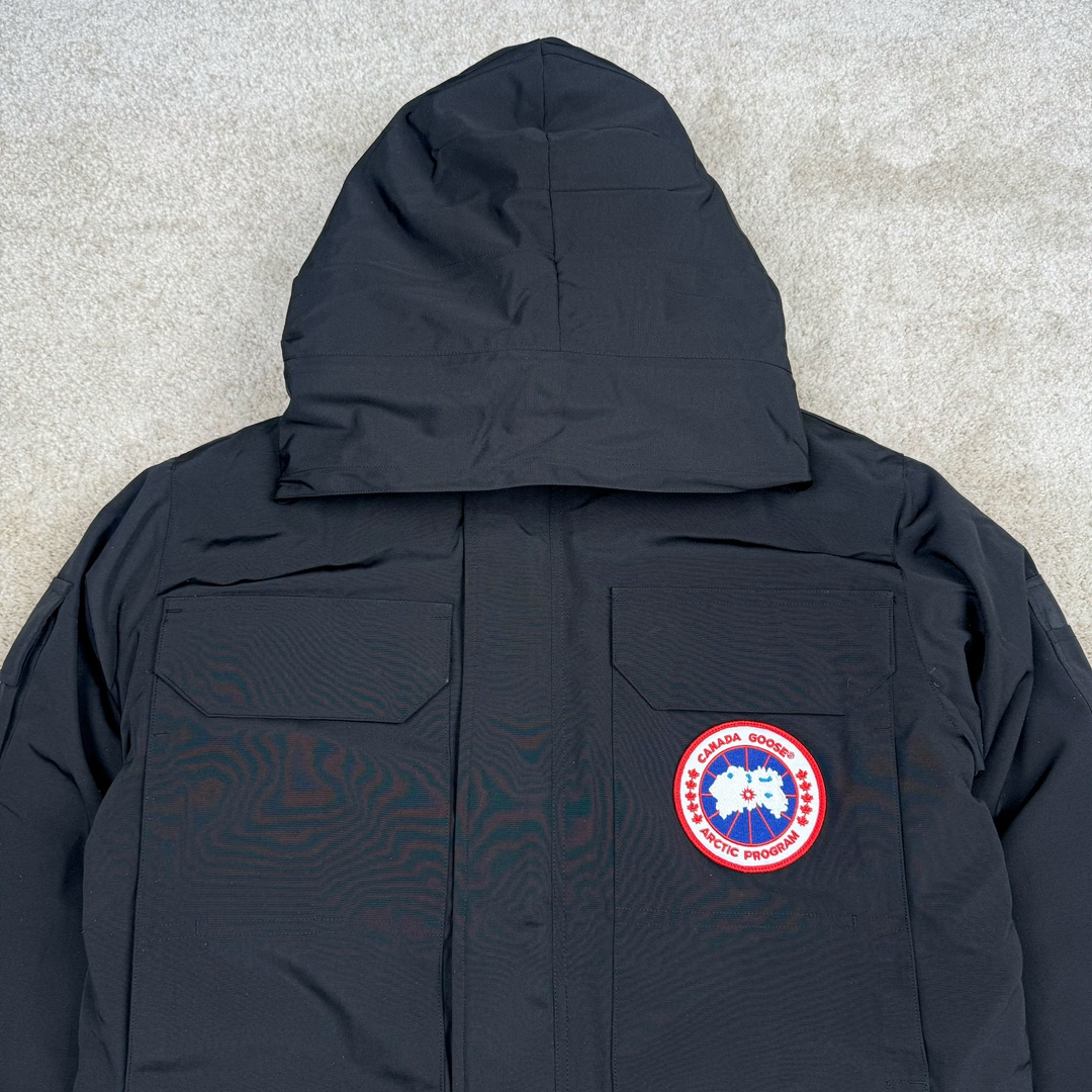 图片[3]-＃纯原 CANADA GOOSE Expedition 4660M加拿大鹅08远征款 派克大衣羽绒服 行业标杆 国内羽绒服天花板 全新改版 升级大量细节 完美还原ZP 大到面料毛领羽绒 小到一针一线一个纽扣都是肉眼可见的细节 市面最接近ZP版本 欢迎客户对比 同行指导 1.今年羽绒依然采用国标80白鸭绒 填充450g（机器格充 电脑设定数值 每件充绒误差不超过10g）不混绒 随意拆开送检 2.独家定制18支面料 ZP一致 采用“Arctic Tech”面料技术外层面料是84.5%的聚酯纤维15.5%棉 里料为100%棉纶 垫料为100%聚酯纤维 持久防水防风抗寒保暖 3.里布采用40D Nylon AC油性胶 单染5级牢度 领口绒布采用原厂高密度丝光绒 口袋布使用弹性高密度摇粒绒 柔软亲肤 胆布采用330T全涤防绒7号针杜绝跑绒 如有跑绒直接白送 4.日本进口JUKI（重机）大型缝纫机专业打枣锁边 完全遵循正品整件衣服106个枣 全身加固 每个枣长度遵循正品 固定1-1.1cm 密度和长度均与正品相同5.吉田YKK原厂拉链 Y形双勾魔术贴 袖口采用定制加厚无缝螺纹 今年袖口螺纹添加高弹氨纶金丝 增加弹性和强度 大到面料 胆布 小到纽扣 抽绳 全部原版定制开发 对标正品 6.进口田岛刺绣机机定制万针刺绣胸标 图案饱满立体 无限接近正品 7.毛领为加拿大进口西郊狼皮制作 春季购入万条顶级毛领 毛领宽度14cm 长度55cm 今年冬天整季毛领品质都会稳定如一 杜绝中后期毛领品质参差不齐情况 8.包装采用立体手提袋包装 卡片一应俱全 送人 自留更有排面 9.所有细节均参照22年最新版正品1：1打板复刻 区别市面错版\\\”一眼假\\\” 尺码：XS S M L XL XXL-选品中心