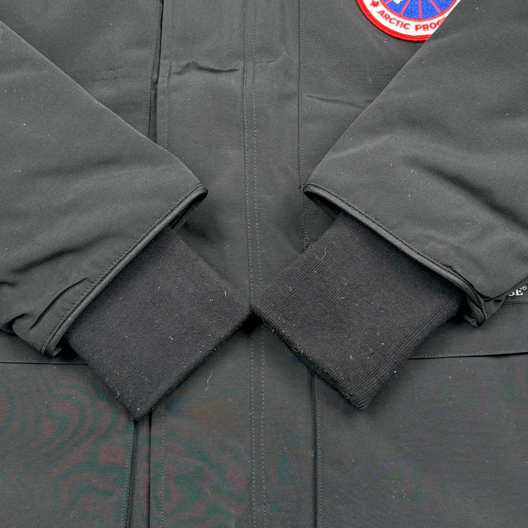 图片[10]-＃纯原 CANADA GOOSE Expedition 4660M加拿大鹅08远征款 派克大衣羽绒服 行业标杆 国内羽绒服天花板 全新改版 升级大量细节 完美还原ZP 大到面料毛领羽绒 小到一针一线一个纽扣都是肉眼可见的细节 市面最接近ZP版本 欢迎客户对比 同行指导 1.今年羽绒依然采用国标80白鸭绒 填充450g（机器格充 电脑设定数值 每件充绒误差不超过10g）不混绒 随意拆开送检 2.独家定制18支面料 ZP一致 采用“Arctic Tech”面料技术外层面料是84.5%的聚酯纤维15.5%棉 里料为100%棉纶 垫料为100%聚酯纤维 持久防水防风抗寒保暖 3.里布采用40D Nylon AC油性胶 单染5级牢度 领口绒布采用原厂高密度丝光绒 口袋布使用弹性高密度摇粒绒 柔软亲肤 胆布采用330T全涤防绒7号针杜绝跑绒 如有跑绒直接白送 4.日本进口JUKI（重机）大型缝纫机专业打枣锁边 完全遵循正品整件衣服106个枣 全身加固 每个枣长度遵循正品 固定1-1.1cm 密度和长度均与正品相同5.吉田YKK原厂拉链 Y形双勾魔术贴 袖口采用定制加厚无缝螺纹 今年袖口螺纹添加高弹氨纶金丝 增加弹性和强度 大到面料 胆布 小到纽扣 抽绳 全部原版定制开发 对标正品 6.进口田岛刺绣机机定制万针刺绣胸标 图案饱满立体 无限接近正品 7.毛领为加拿大进口西郊狼皮制作 春季购入万条顶级毛领 毛领宽度14cm 长度55cm 今年冬天整季毛领品质都会稳定如一 杜绝中后期毛领品质参差不齐情况 8.包装采用立体手提袋包装 卡片一应俱全 送人 自留更有排面 9.所有细节均参照22年最新版正品1：1打板复刻 区别市面错版\\\”一眼假\\\” 尺码：XS S M L XL XXL-选品中心