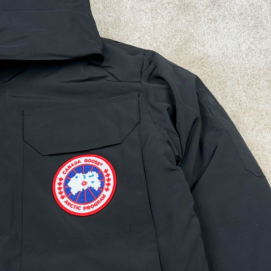 图片[8]-＃纯原 CANADA GOOSE Expedition 4660M加拿大鹅08远征款 派克大衣羽绒服 行业标杆 国内羽绒服天花板 全新改版 升级大量细节 完美还原ZP 大到面料毛领羽绒 小到一针一线一个纽扣都是肉眼可见的细节 市面最接近ZP版本 欢迎客户对比 同行指导 1.今年羽绒依然采用国标80白鸭绒 填充450g（机器格充 电脑设定数值 每件充绒误差不超过10g）不混绒 随意拆开送检 2.独家定制18支面料 ZP一致 采用“Arctic Tech”面料技术外层面料是84.5%的聚酯纤维15.5%棉 里料为100%棉纶 垫料为100%聚酯纤维 持久防水防风抗寒保暖 3.里布采用40D Nylon AC油性胶 单染5级牢度 领口绒布采用原厂高密度丝光绒 口袋布使用弹性高密度摇粒绒 柔软亲肤 胆布采用330T全涤防绒7号针杜绝跑绒 如有跑绒直接白送 4.日本进口JUKI（重机）大型缝纫机专业打枣锁边 完全遵循正品整件衣服106个枣 全身加固 每个枣长度遵循正品 固定1-1.1cm 密度和长度均与正品相同5.吉田YKK原厂拉链 Y形双勾魔术贴 袖口采用定制加厚无缝螺纹 今年袖口螺纹添加高弹氨纶金丝 增加弹性和强度 大到面料 胆布 小到纽扣 抽绳 全部原版定制开发 对标正品 6.进口田岛刺绣机机定制万针刺绣胸标 图案饱满立体 无限接近正品 7.毛领为加拿大进口西郊狼皮制作 春季购入万条顶级毛领 毛领宽度14cm 长度55cm 今年冬天整季毛领品质都会稳定如一 杜绝中后期毛领品质参差不齐情况 8.包装采用立体手提袋包装 卡片一应俱全 送人 自留更有排面 9.所有细节均参照22年最新版正品1：1打板复刻 区别市面错版\\\”一眼假\\\” 尺码：XS S M L XL XXL-选品中心