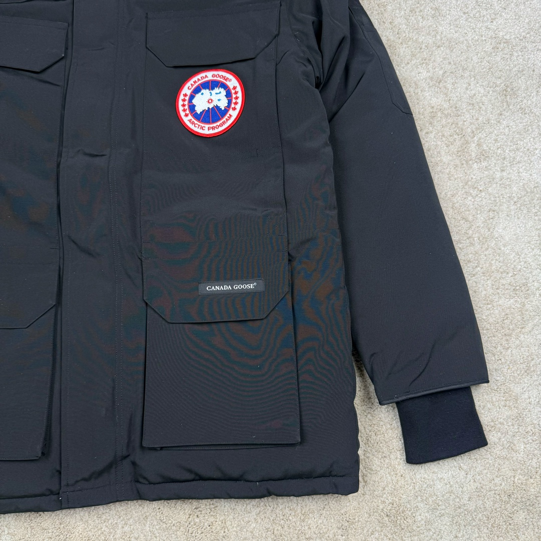 图片[5]-＃纯原 CANADA GOOSE Expedition 4660M加拿大鹅08远征款 派克大衣羽绒服 行业标杆 国内羽绒服天花板 全新改版 升级大量细节 完美还原ZP 大到面料毛领羽绒 小到一针一线一个纽扣都是肉眼可见的细节 市面最接近ZP版本 欢迎客户对比 同行指导 1.今年羽绒依然采用国标80白鸭绒 填充450g（机器格充 电脑设定数值 每件充绒误差不超过10g）不混绒 随意拆开送检 2.独家定制18支面料 ZP一致 采用“Arctic Tech”面料技术外层面料是84.5%的聚酯纤维15.5%棉 里料为100%棉纶 垫料为100%聚酯纤维 持久防水防风抗寒保暖 3.里布采用40D Nylon AC油性胶 单染5级牢度 领口绒布采用原厂高密度丝光绒 口袋布使用弹性高密度摇粒绒 柔软亲肤 胆布采用330T全涤防绒7号针杜绝跑绒 如有跑绒直接白送 4.日本进口JUKI（重机）大型缝纫机专业打枣锁边 完全遵循正品整件衣服106个枣 全身加固 每个枣长度遵循正品 固定1-1.1cm 密度和长度均与正品相同5.吉田YKK原厂拉链 Y形双勾魔术贴 袖口采用定制加厚无缝螺纹 今年袖口螺纹添加高弹氨纶金丝 增加弹性和强度 大到面料 胆布 小到纽扣 抽绳 全部原版定制开发 对标正品 6.进口田岛刺绣机机定制万针刺绣胸标 图案饱满立体 无限接近正品 7.毛领为加拿大进口西郊狼皮制作 春季购入万条顶级毛领 毛领宽度14cm 长度55cm 今年冬天整季毛领品质都会稳定如一 杜绝中后期毛领品质参差不齐情况 8.包装采用立体手提袋包装 卡片一应俱全 送人 自留更有排面 9.所有细节均参照22年最新版正品1：1打板复刻 区别市面错版\\\”一眼假\\\” 尺码：XS S M L XL XXL-选品中心