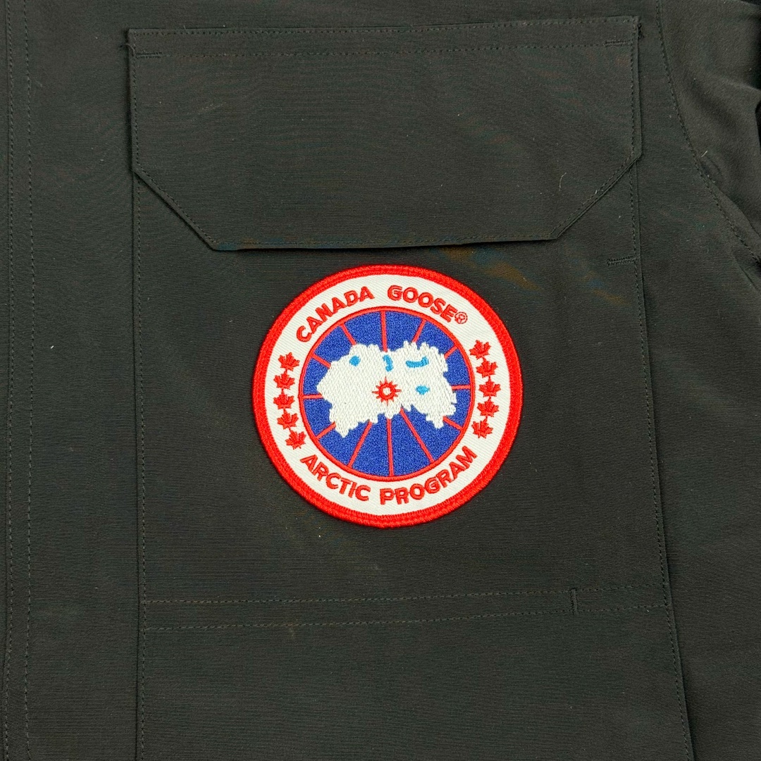 图片[7]-＃纯原 CANADA GOOSE Expedition 4660M加拿大鹅08远征款 派克大衣羽绒服 行业标杆 国内羽绒服天花板 全新改版 升级大量细节 完美还原ZP 大到面料毛领羽绒 小到一针一线一个纽扣都是肉眼可见的细节 市面最接近ZP版本 欢迎客户对比 同行指导 1.今年羽绒依然采用国标80白鸭绒 填充450g（机器格充 电脑设定数值 每件充绒误差不超过10g）不混绒 随意拆开送检 2.独家定制18支面料 ZP一致 采用“Arctic Tech”面料技术外层面料是84.5%的聚酯纤维15.5%棉 里料为100%棉纶 垫料为100%聚酯纤维 持久防水防风抗寒保暖 3.里布采用40D Nylon AC油性胶 单染5级牢度 领口绒布采用原厂高密度丝光绒 口袋布使用弹性高密度摇粒绒 柔软亲肤 胆布采用330T全涤防绒7号针杜绝跑绒 如有跑绒直接白送 4.日本进口JUKI（重机）大型缝纫机专业打枣锁边 完全遵循正品整件衣服106个枣 全身加固 每个枣长度遵循正品 固定1-1.1cm 密度和长度均与正品相同5.吉田YKK原厂拉链 Y形双勾魔术贴 袖口采用定制加厚无缝螺纹 今年袖口螺纹添加高弹氨纶金丝 增加弹性和强度 大到面料 胆布 小到纽扣 抽绳 全部原版定制开发 对标正品 6.进口田岛刺绣机机定制万针刺绣胸标 图案饱满立体 无限接近正品 7.毛领为加拿大进口西郊狼皮制作 春季购入万条顶级毛领 毛领宽度14cm 长度55cm 今年冬天整季毛领品质都会稳定如一 杜绝中后期毛领品质参差不齐情况 8.包装采用立体手提袋包装 卡片一应俱全 送人 自留更有排面 9.所有细节均参照22年最新版正品1：1打板复刻 区别市面错版\\\”一眼假\\\” 尺码：XS S M L XL XXL-选品中心