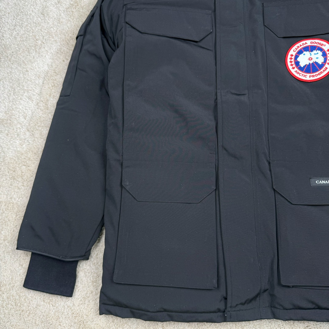 图片[4]-＃纯原 CANADA GOOSE Expedition 4660M加拿大鹅08远征款 派克大衣羽绒服 行业标杆 国内羽绒服天花板 全新改版 升级大量细节 完美还原ZP 大到面料毛领羽绒 小到一针一线一个纽扣都是肉眼可见的细节 市面最接近ZP版本 欢迎客户对比 同行指导 1.今年羽绒依然采用国标80白鸭绒 填充450g（机器格充 电脑设定数值 每件充绒误差不超过10g）不混绒 随意拆开送检 2.独家定制18支面料 ZP一致 采用“Arctic Tech”面料技术外层面料是84.5%的聚酯纤维15.5%棉 里料为100%棉纶 垫料为100%聚酯纤维 持久防水防风抗寒保暖 3.里布采用40D Nylon AC油性胶 单染5级牢度 领口绒布采用原厂高密度丝光绒 口袋布使用弹性高密度摇粒绒 柔软亲肤 胆布采用330T全涤防绒7号针杜绝跑绒 如有跑绒直接白送 4.日本进口JUKI（重机）大型缝纫机专业打枣锁边 完全遵循正品整件衣服106个枣 全身加固 每个枣长度遵循正品 固定1-1.1cm 密度和长度均与正品相同5.吉田YKK原厂拉链 Y形双勾魔术贴 袖口采用定制加厚无缝螺纹 今年袖口螺纹添加高弹氨纶金丝 增加弹性和强度 大到面料 胆布 小到纽扣 抽绳 全部原版定制开发 对标正品 6.进口田岛刺绣机机定制万针刺绣胸标 图案饱满立体 无限接近正品 7.毛领为加拿大进口西郊狼皮制作 春季购入万条顶级毛领 毛领宽度14cm 长度55cm 今年冬天整季毛领品质都会稳定如一 杜绝中后期毛领品质参差不齐情况 8.包装采用立体手提袋包装 卡片一应俱全 送人 自留更有排面 9.所有细节均参照22年最新版正品1：1打板复刻 区别市面错版\\\”一眼假\\\” 尺码：XS S M L XL XXL-选品中心