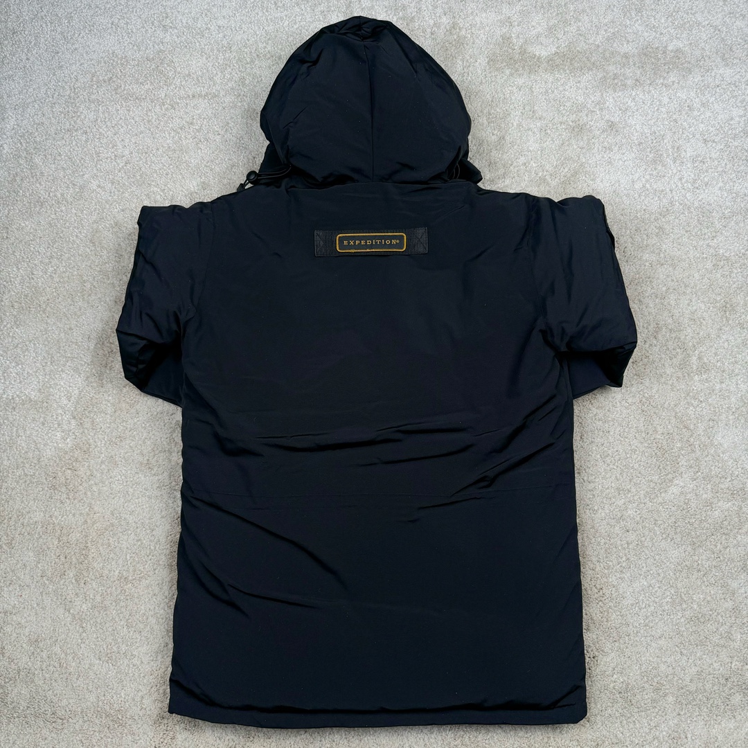 图片[2]-＃纯原 CANADA GOOSE Expedition 4660M加拿大鹅08远征款 派克大衣羽绒服 行业标杆 国内羽绒服天花板 全新改版 升级大量细节 完美还原ZP 大到面料毛领羽绒 小到一针一线一个纽扣都是肉眼可见的细节 市面最接近ZP版本 欢迎客户对比 同行指导 1.今年羽绒依然采用国标80白鸭绒 填充450g（机器格充 电脑设定数值 每件充绒误差不超过10g）不混绒 随意拆开送检 2.独家定制18支面料 ZP一致 采用“Arctic Tech”面料技术外层面料是84.5%的聚酯纤维15.5%棉 里料为100%棉纶 垫料为100%聚酯纤维 持久防水防风抗寒保暖 3.里布采用40D Nylon AC油性胶 单染5级牢度 领口绒布采用原厂高密度丝光绒 口袋布使用弹性高密度摇粒绒 柔软亲肤 胆布采用330T全涤防绒7号针杜绝跑绒 如有跑绒直接白送 4.日本进口JUKI（重机）大型缝纫机专业打枣锁边 完全遵循正品整件衣服106个枣 全身加固 每个枣长度遵循正品 固定1-1.1cm 密度和长度均与正品相同5.吉田YKK原厂拉链 Y形双勾魔术贴 袖口采用定制加厚无缝螺纹 今年袖口螺纹添加高弹氨纶金丝 增加弹性和强度 大到面料 胆布 小到纽扣 抽绳 全部原版定制开发 对标正品 6.进口田岛刺绣机机定制万针刺绣胸标 图案饱满立体 无限接近正品 7.毛领为加拿大进口西郊狼皮制作 春季购入万条顶级毛领 毛领宽度14cm 长度55cm 今年冬天整季毛领品质都会稳定如一 杜绝中后期毛领品质参差不齐情况 8.包装采用立体手提袋包装 卡片一应俱全 送人 自留更有排面 9.所有细节均参照22年最新版正品1：1打板复刻 区别市面错版\\\”一眼假\\\” 尺码：XS S M L XL XXL-选品中心