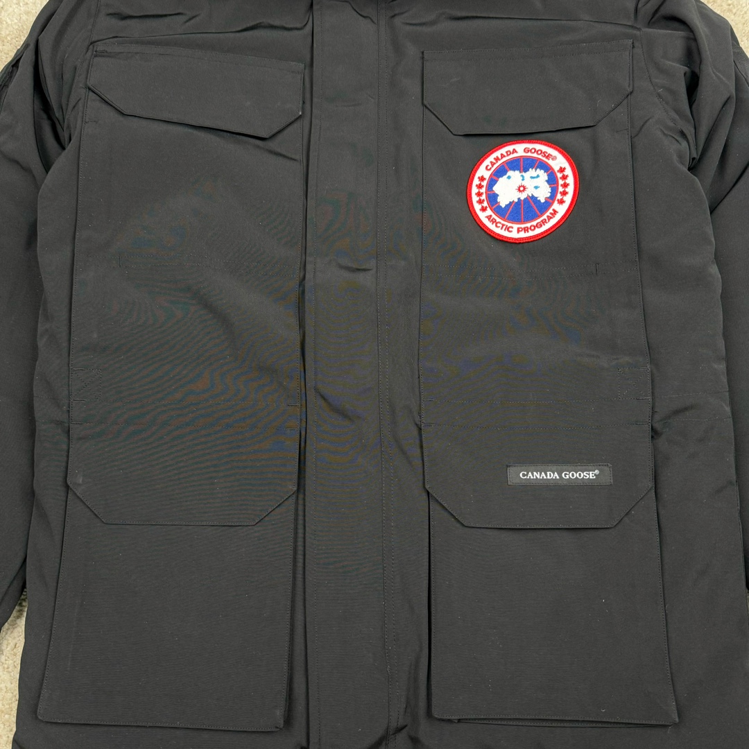 图片[6]-＃纯原 CANADA GOOSE Expedition 4660M加拿大鹅08远征款 派克大衣羽绒服 行业标杆 国内羽绒服天花板 全新改版 升级大量细节 完美还原ZP 大到面料毛领羽绒 小到一针一线一个纽扣都是肉眼可见的细节 市面最接近ZP版本 欢迎客户对比 同行指导 1.今年羽绒依然采用国标80白鸭绒 填充450g（机器格充 电脑设定数值 每件充绒误差不超过10g）不混绒 随意拆开送检 2.独家定制18支面料 ZP一致 采用“Arctic Tech”面料技术外层面料是84.5%的聚酯纤维15.5%棉 里料为100%棉纶 垫料为100%聚酯纤维 持久防水防风抗寒保暖 3.里布采用40D Nylon AC油性胶 单染5级牢度 领口绒布采用原厂高密度丝光绒 口袋布使用弹性高密度摇粒绒 柔软亲肤 胆布采用330T全涤防绒7号针杜绝跑绒 如有跑绒直接白送 4.日本进口JUKI（重机）大型缝纫机专业打枣锁边 完全遵循正品整件衣服106个枣 全身加固 每个枣长度遵循正品 固定1-1.1cm 密度和长度均与正品相同5.吉田YKK原厂拉链 Y形双勾魔术贴 袖口采用定制加厚无缝螺纹 今年袖口螺纹添加高弹氨纶金丝 增加弹性和强度 大到面料 胆布 小到纽扣 抽绳 全部原版定制开发 对标正品 6.进口田岛刺绣机机定制万针刺绣胸标 图案饱满立体 无限接近正品 7.毛领为加拿大进口西郊狼皮制作 春季购入万条顶级毛领 毛领宽度14cm 长度55cm 今年冬天整季毛领品质都会稳定如一 杜绝中后期毛领品质参差不齐情况 8.包装采用立体手提袋包装 卡片一应俱全 送人 自留更有排面 9.所有细节均参照22年最新版正品1：1打板复刻 区别市面错版\\\”一眼假\\\” 尺码：XS S M L XL XXL-选品中心