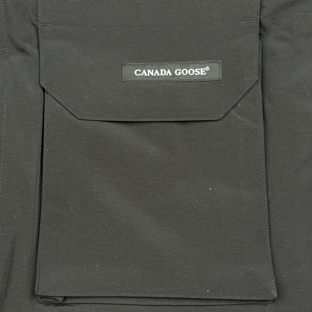 图片[9]-＃纯原 CANADA GOOSE Expedition 4660M加拿大鹅08远征款 派克大衣羽绒服 行业标杆 国内羽绒服天花板 全新改版 升级大量细节 完美还原ZP 大到面料毛领羽绒 小到一针一线一个纽扣都是肉眼可见的细节 市面最接近ZP版本 欢迎客户对比 同行指导 1.今年羽绒依然采用国标80白鸭绒 填充450g（机器格充 电脑设定数值 每件充绒误差不超过10g）不混绒 随意拆开送检 2.独家定制18支面料 ZP一致 采用“Arctic Tech”面料技术外层面料是84.5%的聚酯纤维15.5%棉 里料为100%棉纶 垫料为100%聚酯纤维 持久防水防风抗寒保暖 3.里布采用40D Nylon AC油性胶 单染5级牢度 领口绒布采用原厂高密度丝光绒 口袋布使用弹性高密度摇粒绒 柔软亲肤 胆布采用330T全涤防绒7号针杜绝跑绒 如有跑绒直接白送 4.日本进口JUKI（重机）大型缝纫机专业打枣锁边 完全遵循正品整件衣服106个枣 全身加固 每个枣长度遵循正品 固定1-1.1cm 密度和长度均与正品相同5.吉田YKK原厂拉链 Y形双勾魔术贴 袖口采用定制加厚无缝螺纹 今年袖口螺纹添加高弹氨纶金丝 增加弹性和强度 大到面料 胆布 小到纽扣 抽绳 全部原版定制开发 对标正品 6.进口田岛刺绣机机定制万针刺绣胸标 图案饱满立体 无限接近正品 7.毛领为加拿大进口西郊狼皮制作 春季购入万条顶级毛领 毛领宽度14cm 长度55cm 今年冬天整季毛领品质都会稳定如一 杜绝中后期毛领品质参差不齐情况 8.包装采用立体手提袋包装 卡片一应俱全 送人 自留更有排面 9.所有细节均参照22年最新版正品1：1打板复刻 区别市面错版\\\”一眼假\\\” 尺码：XS S M L XL XXL-选品中心