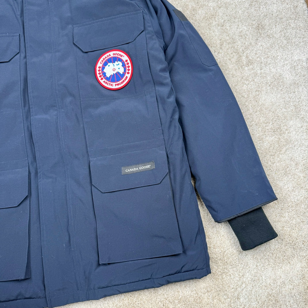 图片[4]-＃纯原 CANADA GOOSE Expedition 4660M加拿大鹅08远征款 派克大衣羽绒服 行业标杆 国内羽绒服天花板 全新改版 升级大量细节 完美还原ZP 大到面料毛领羽绒 小到一针一线一个纽扣都是肉眼可见的细节 市面最接近ZP版本 欢迎客户对比 同行指导 1.今年羽绒依然采用国标80白鸭绒 填充450g（机器格充 电脑设定数值 每件充绒误差不超过10g）不混绒 随意拆开送检 2.独家定制18支面料 ZP一致 采用“Arctic Tech”面料技术外层面料是84.5%的聚酯纤维15.5%棉 里料为100%棉纶 垫料为100%聚酯纤维 持久防水防风抗寒保暖 3.里布采用40D Nylon AC油性胶 单染5级牢度 领口绒布采用原厂高密度丝光绒 口袋布使用弹性高密度摇粒绒 柔软亲肤 胆布采用330T全涤防绒7号针杜绝跑绒 如有跑绒直接白送 4.日本进口JUKI（重机）大型缝纫机专业打枣锁边 完全遵循正品整件衣服106个枣 全身加固 每个枣长度遵循正品 固定1-1.1cm 密度和长度均与正品相同5.吉田YKK原厂拉链 Y形双勾魔术贴 袖口采用定制加厚无缝螺纹 今年袖口螺纹添加高弹氨纶金丝 增加弹性和强度 大到面料 胆布 小到纽扣 抽绳 全部原版定制开发 对标正品 6.进口田岛刺绣机机定制万针刺绣胸标 图案饱满立体 无限接近正品 7.毛领为加拿大进口西郊狼皮制作 春季购入万条顶级毛领 毛领宽度14cm 长度55cm 今年冬天整季毛领品质都会稳定如一 杜绝中后期毛领品质参差不齐情况 8.包装采用立体手提袋包装 卡片一应俱全 送人 自留更有排面 9.所有细节均参照22年最新版正品1：1打板复刻 区别市面错版\\\”一眼假\\\” 尺码：XS S M L XL XXL-选品中心