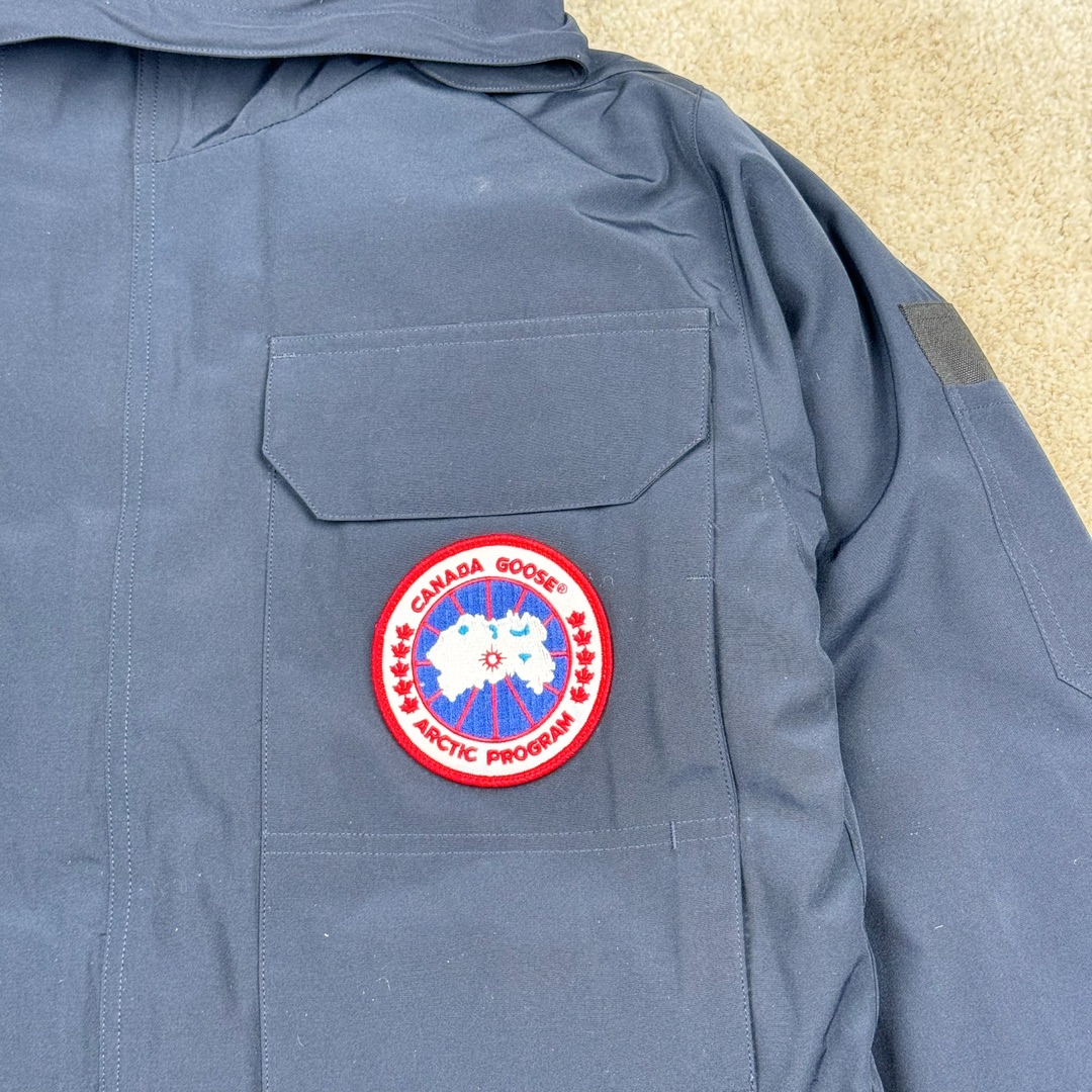 图片[7]-＃纯原 CANADA GOOSE Expedition 4660M加拿大鹅08远征款 派克大衣羽绒服 行业标杆 国内羽绒服天花板 全新改版 升级大量细节 完美还原ZP 大到面料毛领羽绒 小到一针一线一个纽扣都是肉眼可见的细节 市面最接近ZP版本 欢迎客户对比 同行指导 1.今年羽绒依然采用国标80白鸭绒 填充450g（机器格充 电脑设定数值 每件充绒误差不超过10g）不混绒 随意拆开送检 2.独家定制18支面料 ZP一致 采用“Arctic Tech”面料技术外层面料是84.5%的聚酯纤维15.5%棉 里料为100%棉纶 垫料为100%聚酯纤维 持久防水防风抗寒保暖 3.里布采用40D Nylon AC油性胶 单染5级牢度 领口绒布采用原厂高密度丝光绒 口袋布使用弹性高密度摇粒绒 柔软亲肤 胆布采用330T全涤防绒7号针杜绝跑绒 如有跑绒直接白送 4.日本进口JUKI（重机）大型缝纫机专业打枣锁边 完全遵循正品整件衣服106个枣 全身加固 每个枣长度遵循正品 固定1-1.1cm 密度和长度均与正品相同5.吉田YKK原厂拉链 Y形双勾魔术贴 袖口采用定制加厚无缝螺纹 今年袖口螺纹添加高弹氨纶金丝 增加弹性和强度 大到面料 胆布 小到纽扣 抽绳 全部原版定制开发 对标正品 6.进口田岛刺绣机机定制万针刺绣胸标 图案饱满立体 无限接近正品 7.毛领为加拿大进口西郊狼皮制作 春季购入万条顶级毛领 毛领宽度14cm 长度55cm 今年冬天整季毛领品质都会稳定如一 杜绝中后期毛领品质参差不齐情况 8.包装采用立体手提袋包装 卡片一应俱全 送人 自留更有排面 9.所有细节均参照22年最新版正品1：1打板复刻 区别市面错版\\\”一眼假\\\” 尺码：XS S M L XL XXL-选品中心