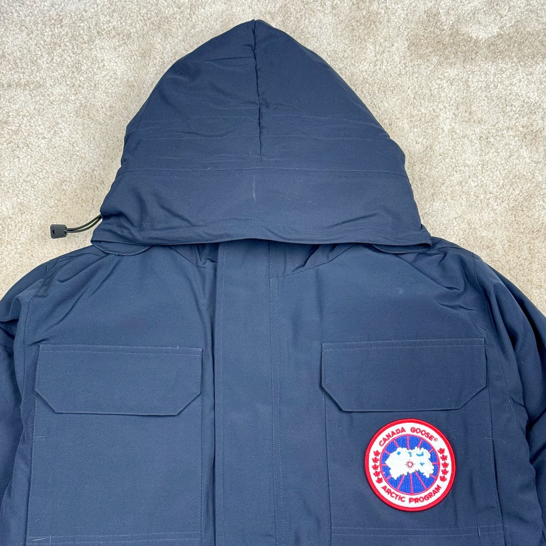 图片[3]-＃纯原 CANADA GOOSE Expedition 4660M加拿大鹅08远征款 派克大衣羽绒服 行业标杆 国内羽绒服天花板 全新改版 升级大量细节 完美还原ZP 大到面料毛领羽绒 小到一针一线一个纽扣都是肉眼可见的细节 市面最接近ZP版本 欢迎客户对比 同行指导 1.今年羽绒依然采用国标80白鸭绒 填充450g（机器格充 电脑设定数值 每件充绒误差不超过10g）不混绒 随意拆开送检 2.独家定制18支面料 ZP一致 采用“Arctic Tech”面料技术外层面料是84.5%的聚酯纤维15.5%棉 里料为100%棉纶 垫料为100%聚酯纤维 持久防水防风抗寒保暖 3.里布采用40D Nylon AC油性胶 单染5级牢度 领口绒布采用原厂高密度丝光绒 口袋布使用弹性高密度摇粒绒 柔软亲肤 胆布采用330T全涤防绒7号针杜绝跑绒 如有跑绒直接白送 4.日本进口JUKI（重机）大型缝纫机专业打枣锁边 完全遵循正品整件衣服106个枣 全身加固 每个枣长度遵循正品 固定1-1.1cm 密度和长度均与正品相同5.吉田YKK原厂拉链 Y形双勾魔术贴 袖口采用定制加厚无缝螺纹 今年袖口螺纹添加高弹氨纶金丝 增加弹性和强度 大到面料 胆布 小到纽扣 抽绳 全部原版定制开发 对标正品 6.进口田岛刺绣机机定制万针刺绣胸标 图案饱满立体 无限接近正品 7.毛领为加拿大进口西郊狼皮制作 春季购入万条顶级毛领 毛领宽度14cm 长度55cm 今年冬天整季毛领品质都会稳定如一 杜绝中后期毛领品质参差不齐情况 8.包装采用立体手提袋包装 卡片一应俱全 送人 自留更有排面 9.所有细节均参照22年最新版正品1：1打板复刻 区别市面错版\\\”一眼假\\\” 尺码：XS S M L XL XXL-选品中心