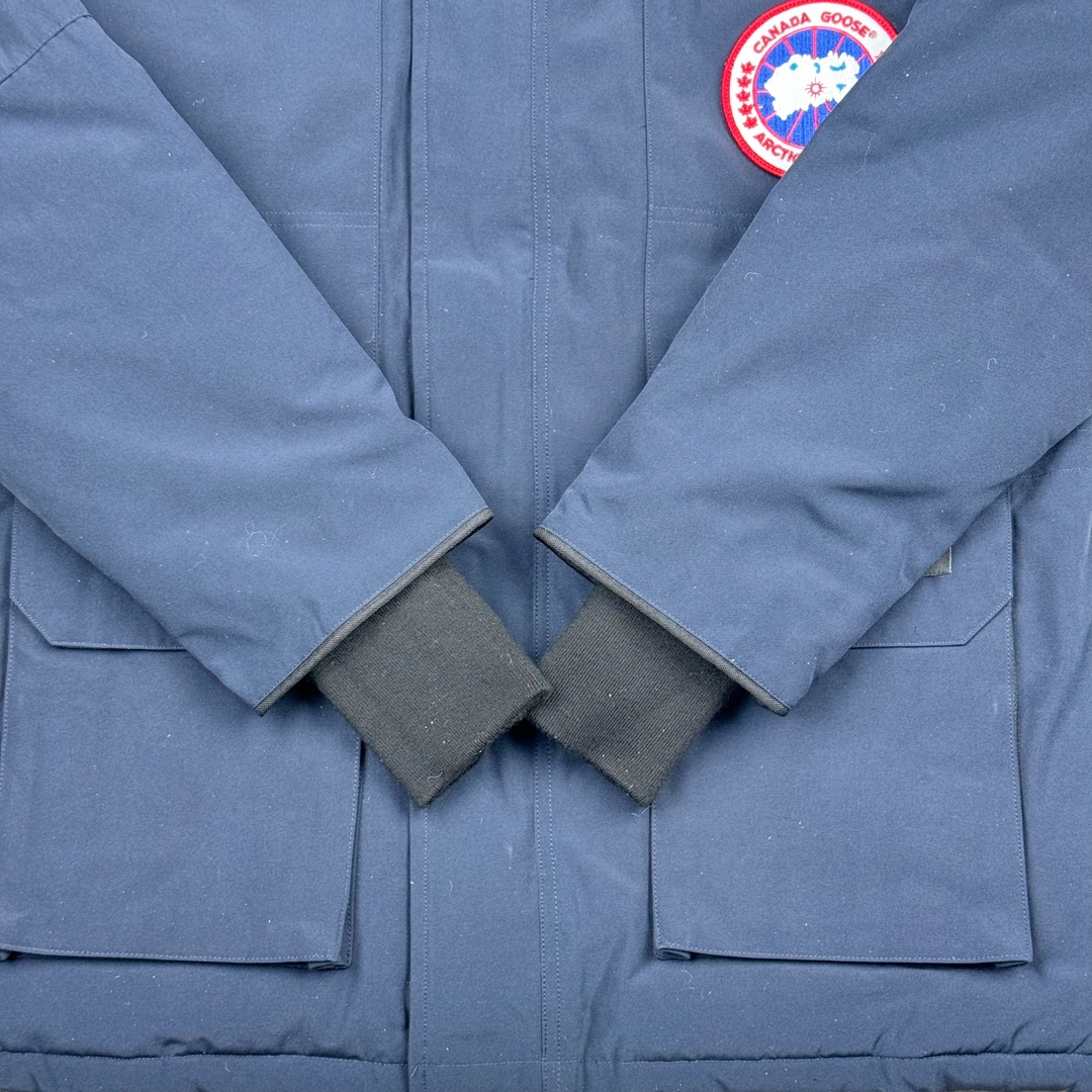 图片[11]-＃纯原 CANADA GOOSE Expedition 4660M加拿大鹅08远征款 派克大衣羽绒服 行业标杆 国内羽绒服天花板 全新改版 升级大量细节 完美还原ZP 大到面料毛领羽绒 小到一针一线一个纽扣都是肉眼可见的细节 市面最接近ZP版本 欢迎客户对比 同行指导 1.今年羽绒依然采用国标80白鸭绒 填充450g（机器格充 电脑设定数值 每件充绒误差不超过10g）不混绒 随意拆开送检 2.独家定制18支面料 ZP一致 采用“Arctic Tech”面料技术外层面料是84.5%的聚酯纤维15.5%棉 里料为100%棉纶 垫料为100%聚酯纤维 持久防水防风抗寒保暖 3.里布采用40D Nylon AC油性胶 单染5级牢度 领口绒布采用原厂高密度丝光绒 口袋布使用弹性高密度摇粒绒 柔软亲肤 胆布采用330T全涤防绒7号针杜绝跑绒 如有跑绒直接白送 4.日本进口JUKI（重机）大型缝纫机专业打枣锁边 完全遵循正品整件衣服106个枣 全身加固 每个枣长度遵循正品 固定1-1.1cm 密度和长度均与正品相同5.吉田YKK原厂拉链 Y形双勾魔术贴 袖口采用定制加厚无缝螺纹 今年袖口螺纹添加高弹氨纶金丝 增加弹性和强度 大到面料 胆布 小到纽扣 抽绳 全部原版定制开发 对标正品 6.进口田岛刺绣机机定制万针刺绣胸标 图案饱满立体 无限接近正品 7.毛领为加拿大进口西郊狼皮制作 春季购入万条顶级毛领 毛领宽度14cm 长度55cm 今年冬天整季毛领品质都会稳定如一 杜绝中后期毛领品质参差不齐情况 8.包装采用立体手提袋包装 卡片一应俱全 送人 自留更有排面 9.所有细节均参照22年最新版正品1：1打板复刻 区别市面错版\\\”一眼假\\\” 尺码：XS S M L XL XXL-选品中心