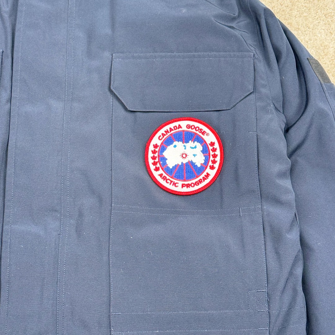 图片[10]-＃纯原 CANADA GOOSE Expedition 4660M加拿大鹅08远征款 派克大衣羽绒服 行业标杆 国内羽绒服天花板 全新改版 升级大量细节 完美还原ZP 大到面料毛领羽绒 小到一针一线一个纽扣都是肉眼可见的细节 市面最接近ZP版本 欢迎客户对比 同行指导 1.今年羽绒依然采用国标80白鸭绒 填充450g（机器格充 电脑设定数值 每件充绒误差不超过10g）不混绒 随意拆开送检 2.独家定制18支面料 ZP一致 采用“Arctic Tech”面料技术外层面料是84.5%的聚酯纤维15.5%棉 里料为100%棉纶 垫料为100%聚酯纤维 持久防水防风抗寒保暖 3.里布采用40D Nylon AC油性胶 单染5级牢度 领口绒布采用原厂高密度丝光绒 口袋布使用弹性高密度摇粒绒 柔软亲肤 胆布采用330T全涤防绒7号针杜绝跑绒 如有跑绒直接白送 4.日本进口JUKI（重机）大型缝纫机专业打枣锁边 完全遵循正品整件衣服106个枣 全身加固 每个枣长度遵循正品 固定1-1.1cm 密度和长度均与正品相同5.吉田YKK原厂拉链 Y形双勾魔术贴 袖口采用定制加厚无缝螺纹 今年袖口螺纹添加高弹氨纶金丝 增加弹性和强度 大到面料 胆布 小到纽扣 抽绳 全部原版定制开发 对标正品 6.进口田岛刺绣机机定制万针刺绣胸标 图案饱满立体 无限接近正品 7.毛领为加拿大进口西郊狼皮制作 春季购入万条顶级毛领 毛领宽度14cm 长度55cm 今年冬天整季毛领品质都会稳定如一 杜绝中后期毛领品质参差不齐情况 8.包装采用立体手提袋包装 卡片一应俱全 送人 自留更有排面 9.所有细节均参照22年最新版正品1：1打板复刻 区别市面错版\\\”一眼假\\\” 尺码：XS S M L XL XXL-选品中心