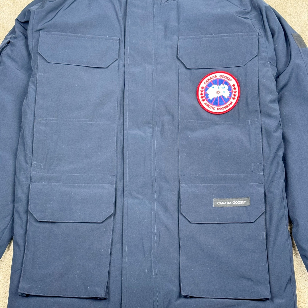 图片[6]-＃纯原 CANADA GOOSE Expedition 4660M加拿大鹅08远征款 派克大衣羽绒服 行业标杆 国内羽绒服天花板 全新改版 升级大量细节 完美还原ZP 大到面料毛领羽绒 小到一针一线一个纽扣都是肉眼可见的细节 市面最接近ZP版本 欢迎客户对比 同行指导 1.今年羽绒依然采用国标80白鸭绒 填充450g（机器格充 电脑设定数值 每件充绒误差不超过10g）不混绒 随意拆开送检 2.独家定制18支面料 ZP一致 采用“Arctic Tech”面料技术外层面料是84.5%的聚酯纤维15.5%棉 里料为100%棉纶 垫料为100%聚酯纤维 持久防水防风抗寒保暖 3.里布采用40D Nylon AC油性胶 单染5级牢度 领口绒布采用原厂高密度丝光绒 口袋布使用弹性高密度摇粒绒 柔软亲肤 胆布采用330T全涤防绒7号针杜绝跑绒 如有跑绒直接白送 4.日本进口JUKI（重机）大型缝纫机专业打枣锁边 完全遵循正品整件衣服106个枣 全身加固 每个枣长度遵循正品 固定1-1.1cm 密度和长度均与正品相同5.吉田YKK原厂拉链 Y形双勾魔术贴 袖口采用定制加厚无缝螺纹 今年袖口螺纹添加高弹氨纶金丝 增加弹性和强度 大到面料 胆布 小到纽扣 抽绳 全部原版定制开发 对标正品 6.进口田岛刺绣机机定制万针刺绣胸标 图案饱满立体 无限接近正品 7.毛领为加拿大进口西郊狼皮制作 春季购入万条顶级毛领 毛领宽度14cm 长度55cm 今年冬天整季毛领品质都会稳定如一 杜绝中后期毛领品质参差不齐情况 8.包装采用立体手提袋包装 卡片一应俱全 送人 自留更有排面 9.所有细节均参照22年最新版正品1：1打板复刻 区别市面错版\\\”一眼假\\\” 尺码：XS S M L XL XXL-选品中心