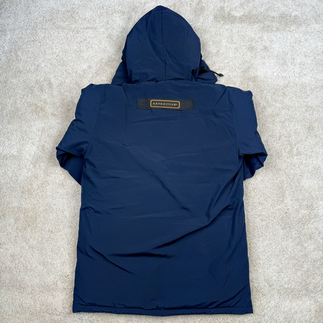 图片[2]-＃纯原 CANADA GOOSE Expedition 4660M加拿大鹅08远征款 派克大衣羽绒服 行业标杆 国内羽绒服天花板 全新改版 升级大量细节 完美还原ZP 大到面料毛领羽绒 小到一针一线一个纽扣都是肉眼可见的细节 市面最接近ZP版本 欢迎客户对比 同行指导 1.今年羽绒依然采用国标80白鸭绒 填充450g（机器格充 电脑设定数值 每件充绒误差不超过10g）不混绒 随意拆开送检 2.独家定制18支面料 ZP一致 采用“Arctic Tech”面料技术外层面料是84.5%的聚酯纤维15.5%棉 里料为100%棉纶 垫料为100%聚酯纤维 持久防水防风抗寒保暖 3.里布采用40D Nylon AC油性胶 单染5级牢度 领口绒布采用原厂高密度丝光绒 口袋布使用弹性高密度摇粒绒 柔软亲肤 胆布采用330T全涤防绒7号针杜绝跑绒 如有跑绒直接白送 4.日本进口JUKI（重机）大型缝纫机专业打枣锁边 完全遵循正品整件衣服106个枣 全身加固 每个枣长度遵循正品 固定1-1.1cm 密度和长度均与正品相同5.吉田YKK原厂拉链 Y形双勾魔术贴 袖口采用定制加厚无缝螺纹 今年袖口螺纹添加高弹氨纶金丝 增加弹性和强度 大到面料 胆布 小到纽扣 抽绳 全部原版定制开发 对标正品 6.进口田岛刺绣机机定制万针刺绣胸标 图案饱满立体 无限接近正品 7.毛领为加拿大进口西郊狼皮制作 春季购入万条顶级毛领 毛领宽度14cm 长度55cm 今年冬天整季毛领品质都会稳定如一 杜绝中后期毛领品质参差不齐情况 8.包装采用立体手提袋包装 卡片一应俱全 送人 自留更有排面 9.所有细节均参照22年最新版正品1：1打板复刻 区别市面错版\\\”一眼假\\\” 尺码：XS S M L XL XXL-选品中心