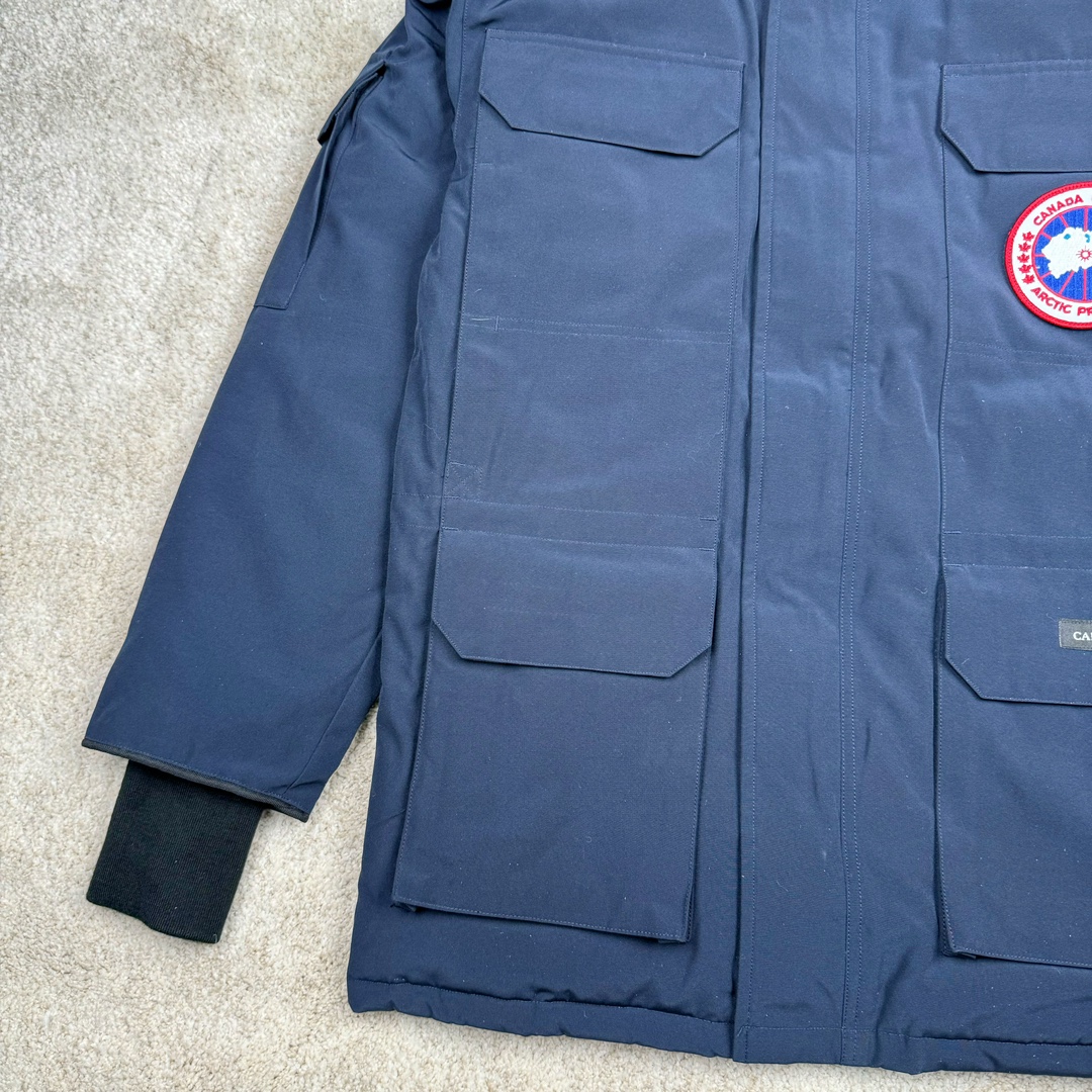 图片[5]-＃纯原 CANADA GOOSE Expedition 4660M加拿大鹅08远征款 派克大衣羽绒服 行业标杆 国内羽绒服天花板 全新改版 升级大量细节 完美还原ZP 大到面料毛领羽绒 小到一针一线一个纽扣都是肉眼可见的细节 市面最接近ZP版本 欢迎客户对比 同行指导 1.今年羽绒依然采用国标80白鸭绒 填充450g（机器格充 电脑设定数值 每件充绒误差不超过10g）不混绒 随意拆开送检 2.独家定制18支面料 ZP一致 采用“Arctic Tech”面料技术外层面料是84.5%的聚酯纤维15.5%棉 里料为100%棉纶 垫料为100%聚酯纤维 持久防水防风抗寒保暖 3.里布采用40D Nylon AC油性胶 单染5级牢度 领口绒布采用原厂高密度丝光绒 口袋布使用弹性高密度摇粒绒 柔软亲肤 胆布采用330T全涤防绒7号针杜绝跑绒 如有跑绒直接白送 4.日本进口JUKI（重机）大型缝纫机专业打枣锁边 完全遵循正品整件衣服106个枣 全身加固 每个枣长度遵循正品 固定1-1.1cm 密度和长度均与正品相同5.吉田YKK原厂拉链 Y形双勾魔术贴 袖口采用定制加厚无缝螺纹 今年袖口螺纹添加高弹氨纶金丝 增加弹性和强度 大到面料 胆布 小到纽扣 抽绳 全部原版定制开发 对标正品 6.进口田岛刺绣机机定制万针刺绣胸标 图案饱满立体 无限接近正品 7.毛领为加拿大进口西郊狼皮制作 春季购入万条顶级毛领 毛领宽度14cm 长度55cm 今年冬天整季毛领品质都会稳定如一 杜绝中后期毛领品质参差不齐情况 8.包装采用立体手提袋包装 卡片一应俱全 送人 自留更有排面 9.所有细节均参照22年最新版正品1：1打板复刻 区别市面错版\\\”一眼假\\\” 尺码：XS S M L XL XXL-选品中心