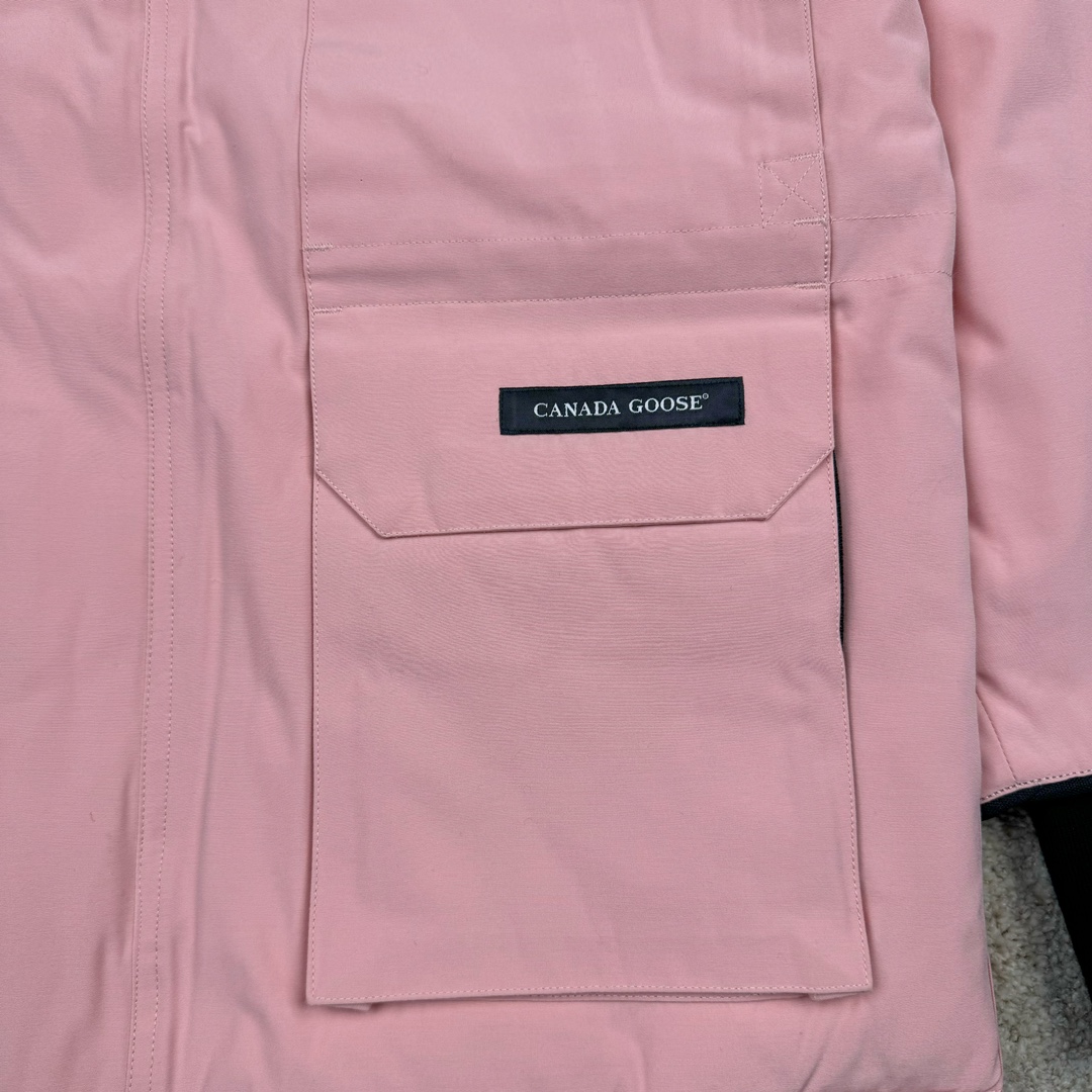 图片[7]-＃纯原 CANADA GOOSE Expedition 4660M加拿大鹅08远征款 派克大衣羽绒服 行业标杆 国内羽绒服天花板 全新改版 升级大量细节 完美还原ZP 大到面料毛领羽绒 小到一针一线一个纽扣都是肉眼可见的细节 市面最接近ZP版本 欢迎客户对比 同行指导 1.今年羽绒依然采用国标80白鸭绒 填充450g（机器格充 电脑设定数值 每件充绒误差不超过10g）不混绒 随意拆开送检 2.独家定制18支面料 ZP一致 采用“Arctic Tech”面料技术外层面料是84.5%的聚酯纤维15.5%棉 里料为100%棉纶 垫料为100%聚酯纤维 持久防水防风抗寒保暖 3.里布采用40D Nylon AC油性胶 单染5级牢度 领口绒布采用原厂高密度丝光绒 口袋布使用弹性高密度摇粒绒 柔软亲肤 胆布采用330T全涤防绒7号针杜绝跑绒 如有跑绒直接白送 4.日本进口JUKI（重机）大型缝纫机专业打枣锁边 完全遵循正品整件衣服106个枣 全身加固 每个枣长度遵循正品 固定1-1.1cm 密度和长度均与正品相同5.吉田YKK原厂拉链 Y形双勾魔术贴 袖口采用定制加厚无缝螺纹 今年袖口螺纹添加高弹氨纶金丝 增加弹性和强度 大到面料 胆布 小到纽扣 抽绳 全部原版定制开发 对标正品 6.进口田岛刺绣机机定制万针刺绣胸标 图案饱满立体 无限接近正品 7.毛领为加拿大进口西郊狼皮制作 春季购入万条顶级毛领 毛领宽度14cm 长度55cm 今年冬天整季毛领品质都会稳定如一 杜绝中后期毛领品质参差不齐情况 8.包装采用立体手提袋包装 卡片一应俱全 送人 自留更有排面 9.所有细节均参照22年最新版正品1：1打板复刻 区别市面错版\\\”一眼假\\\” 尺码：XS S M L XL XXL-选品中心