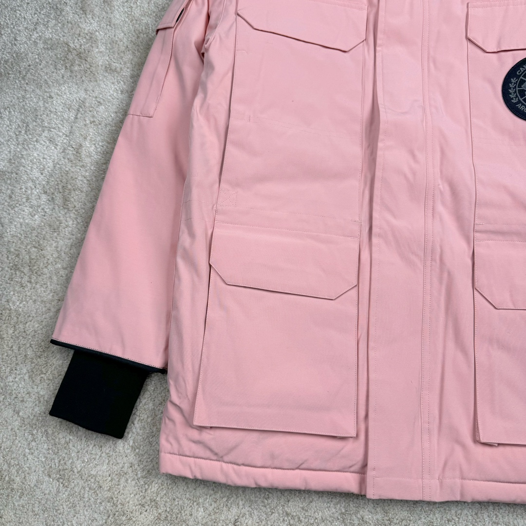 图片[4]-＃纯原 CANADA GOOSE Expedition 4660M加拿大鹅08远征款 派克大衣羽绒服 行业标杆 国内羽绒服天花板 全新改版 升级大量细节 完美还原ZP 大到面料毛领羽绒 小到一针一线一个纽扣都是肉眼可见的细节 市面最接近ZP版本 欢迎客户对比 同行指导 1.今年羽绒依然采用国标80白鸭绒 填充450g（机器格充 电脑设定数值 每件充绒误差不超过10g）不混绒 随意拆开送检 2.独家定制18支面料 ZP一致 采用“Arctic Tech”面料技术外层面料是84.5%的聚酯纤维15.5%棉 里料为100%棉纶 垫料为100%聚酯纤维 持久防水防风抗寒保暖 3.里布采用40D Nylon AC油性胶 单染5级牢度 领口绒布采用原厂高密度丝光绒 口袋布使用弹性高密度摇粒绒 柔软亲肤 胆布采用330T全涤防绒7号针杜绝跑绒 如有跑绒直接白送 4.日本进口JUKI（重机）大型缝纫机专业打枣锁边 完全遵循正品整件衣服106个枣 全身加固 每个枣长度遵循正品 固定1-1.1cm 密度和长度均与正品相同5.吉田YKK原厂拉链 Y形双勾魔术贴 袖口采用定制加厚无缝螺纹 今年袖口螺纹添加高弹氨纶金丝 增加弹性和强度 大到面料 胆布 小到纽扣 抽绳 全部原版定制开发 对标正品 6.进口田岛刺绣机机定制万针刺绣胸标 图案饱满立体 无限接近正品 7.毛领为加拿大进口西郊狼皮制作 春季购入万条顶级毛领 毛领宽度14cm 长度55cm 今年冬天整季毛领品质都会稳定如一 杜绝中后期毛领品质参差不齐情况 8.包装采用立体手提袋包装 卡片一应俱全 送人 自留更有排面 9.所有细节均参照22年最新版正品1：1打板复刻 区别市面错版\\\”一眼假\\\” 尺码：XS S M L XL XXL-选品中心