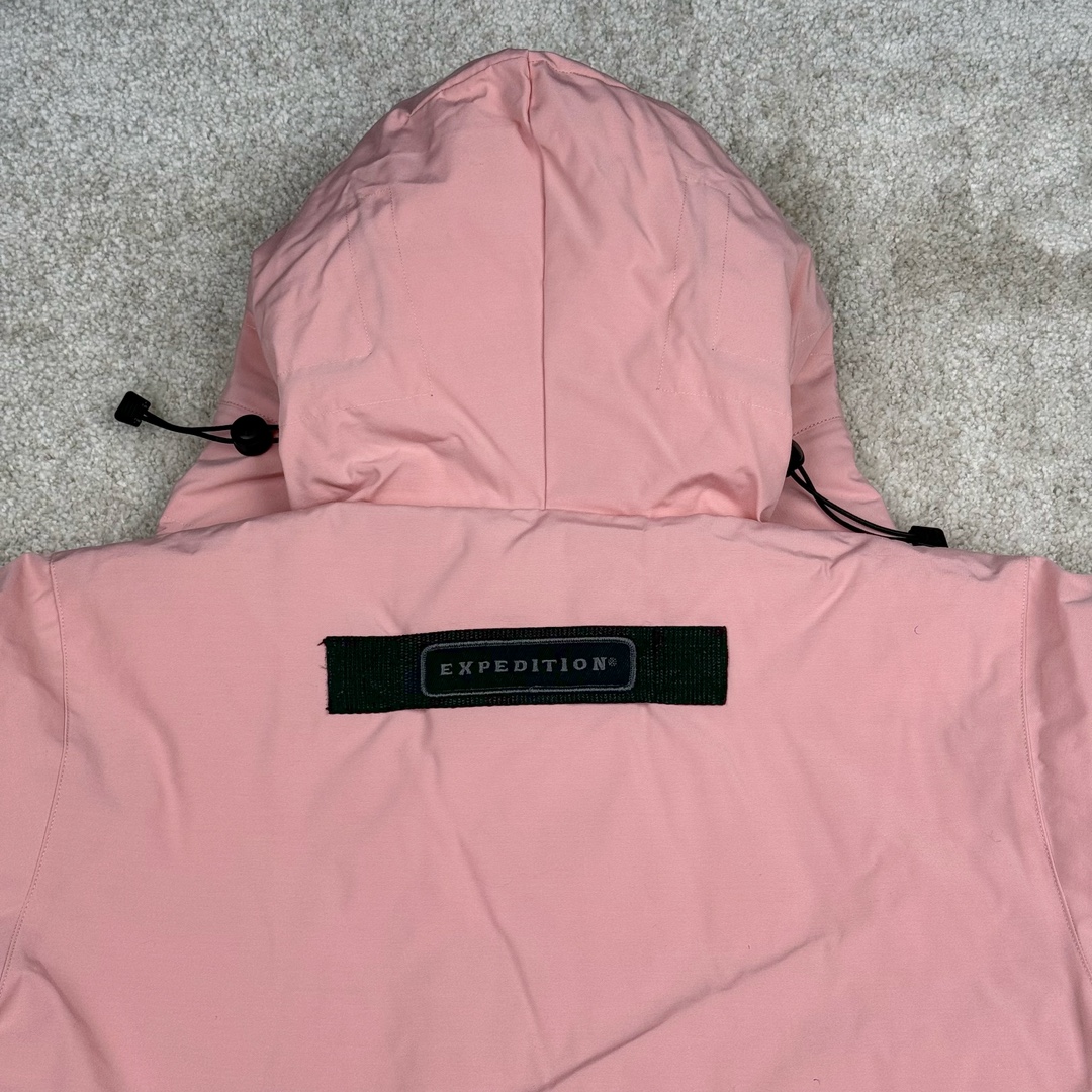 图片[11]-＃纯原 CANADA GOOSE Expedition 4660M加拿大鹅08远征款 派克大衣羽绒服 行业标杆 国内羽绒服天花板 全新改版 升级大量细节 完美还原ZP 大到面料毛领羽绒 小到一针一线一个纽扣都是肉眼可见的细节 市面最接近ZP版本 欢迎客户对比 同行指导 1.今年羽绒依然采用国标80白鸭绒 填充450g（机器格充 电脑设定数值 每件充绒误差不超过10g）不混绒 随意拆开送检 2.独家定制18支面料 ZP一致 采用“Arctic Tech”面料技术外层面料是84.5%的聚酯纤维15.5%棉 里料为100%棉纶 垫料为100%聚酯纤维 持久防水防风抗寒保暖 3.里布采用40D Nylon AC油性胶 单染5级牢度 领口绒布采用原厂高密度丝光绒 口袋布使用弹性高密度摇粒绒 柔软亲肤 胆布采用330T全涤防绒7号针杜绝跑绒 如有跑绒直接白送 4.日本进口JUKI（重机）大型缝纫机专业打枣锁边 完全遵循正品整件衣服106个枣 全身加固 每个枣长度遵循正品 固定1-1.1cm 密度和长度均与正品相同5.吉田YKK原厂拉链 Y形双勾魔术贴 袖口采用定制加厚无缝螺纹 今年袖口螺纹添加高弹氨纶金丝 增加弹性和强度 大到面料 胆布 小到纽扣 抽绳 全部原版定制开发 对标正品 6.进口田岛刺绣机机定制万针刺绣胸标 图案饱满立体 无限接近正品 7.毛领为加拿大进口西郊狼皮制作 春季购入万条顶级毛领 毛领宽度14cm 长度55cm 今年冬天整季毛领品质都会稳定如一 杜绝中后期毛领品质参差不齐情况 8.包装采用立体手提袋包装 卡片一应俱全 送人 自留更有排面 9.所有细节均参照22年最新版正品1：1打板复刻 区别市面错版\\\”一眼假\\\” 尺码：XS S M L XL XXL-选品中心