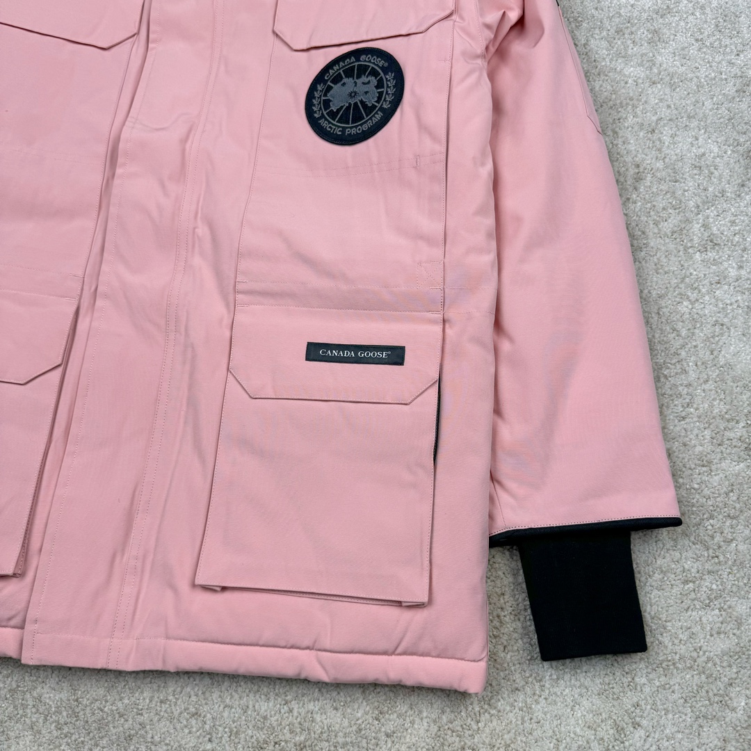 图片[5]-＃纯原 CANADA GOOSE Expedition 4660M加拿大鹅08远征款 派克大衣羽绒服 行业标杆 国内羽绒服天花板 全新改版 升级大量细节 完美还原ZP 大到面料毛领羽绒 小到一针一线一个纽扣都是肉眼可见的细节 市面最接近ZP版本 欢迎客户对比 同行指导 1.今年羽绒依然采用国标80白鸭绒 填充450g（机器格充 电脑设定数值 每件充绒误差不超过10g）不混绒 随意拆开送检 2.独家定制18支面料 ZP一致 采用“Arctic Tech”面料技术外层面料是84.5%的聚酯纤维15.5%棉 里料为100%棉纶 垫料为100%聚酯纤维 持久防水防风抗寒保暖 3.里布采用40D Nylon AC油性胶 单染5级牢度 领口绒布采用原厂高密度丝光绒 口袋布使用弹性高密度摇粒绒 柔软亲肤 胆布采用330T全涤防绒7号针杜绝跑绒 如有跑绒直接白送 4.日本进口JUKI（重机）大型缝纫机专业打枣锁边 完全遵循正品整件衣服106个枣 全身加固 每个枣长度遵循正品 固定1-1.1cm 密度和长度均与正品相同5.吉田YKK原厂拉链 Y形双勾魔术贴 袖口采用定制加厚无缝螺纹 今年袖口螺纹添加高弹氨纶金丝 增加弹性和强度 大到面料 胆布 小到纽扣 抽绳 全部原版定制开发 对标正品 6.进口田岛刺绣机机定制万针刺绣胸标 图案饱满立体 无限接近正品 7.毛领为加拿大进口西郊狼皮制作 春季购入万条顶级毛领 毛领宽度14cm 长度55cm 今年冬天整季毛领品质都会稳定如一 杜绝中后期毛领品质参差不齐情况 8.包装采用立体手提袋包装 卡片一应俱全 送人 自留更有排面 9.所有细节均参照22年最新版正品1：1打板复刻 区别市面错版\\\”一眼假\\\” 尺码：XS S M L XL XXL-选品中心