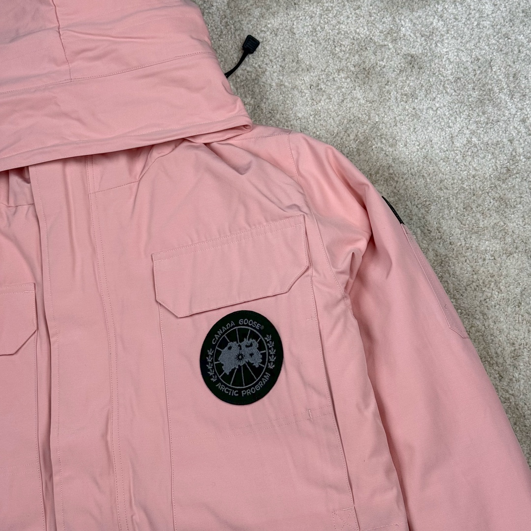 图片[9]-＃纯原 CANADA GOOSE Expedition 4660M加拿大鹅08远征款 派克大衣羽绒服 行业标杆 国内羽绒服天花板 全新改版 升级大量细节 完美还原ZP 大到面料毛领羽绒 小到一针一线一个纽扣都是肉眼可见的细节 市面最接近ZP版本 欢迎客户对比 同行指导 1.今年羽绒依然采用国标80白鸭绒 填充450g（机器格充 电脑设定数值 每件充绒误差不超过10g）不混绒 随意拆开送检 2.独家定制18支面料 ZP一致 采用“Arctic Tech”面料技术外层面料是84.5%的聚酯纤维15.5%棉 里料为100%棉纶 垫料为100%聚酯纤维 持久防水防风抗寒保暖 3.里布采用40D Nylon AC油性胶 单染5级牢度 领口绒布采用原厂高密度丝光绒 口袋布使用弹性高密度摇粒绒 柔软亲肤 胆布采用330T全涤防绒7号针杜绝跑绒 如有跑绒直接白送 4.日本进口JUKI（重机）大型缝纫机专业打枣锁边 完全遵循正品整件衣服106个枣 全身加固 每个枣长度遵循正品 固定1-1.1cm 密度和长度均与正品相同5.吉田YKK原厂拉链 Y形双勾魔术贴 袖口采用定制加厚无缝螺纹 今年袖口螺纹添加高弹氨纶金丝 增加弹性和强度 大到面料 胆布 小到纽扣 抽绳 全部原版定制开发 对标正品 6.进口田岛刺绣机机定制万针刺绣胸标 图案饱满立体 无限接近正品 7.毛领为加拿大进口西郊狼皮制作 春季购入万条顶级毛领 毛领宽度14cm 长度55cm 今年冬天整季毛领品质都会稳定如一 杜绝中后期毛领品质参差不齐情况 8.包装采用立体手提袋包装 卡片一应俱全 送人 自留更有排面 9.所有细节均参照22年最新版正品1：1打板复刻 区别市面错版\\\”一眼假\\\” 尺码：XS S M L XL XXL-选品中心