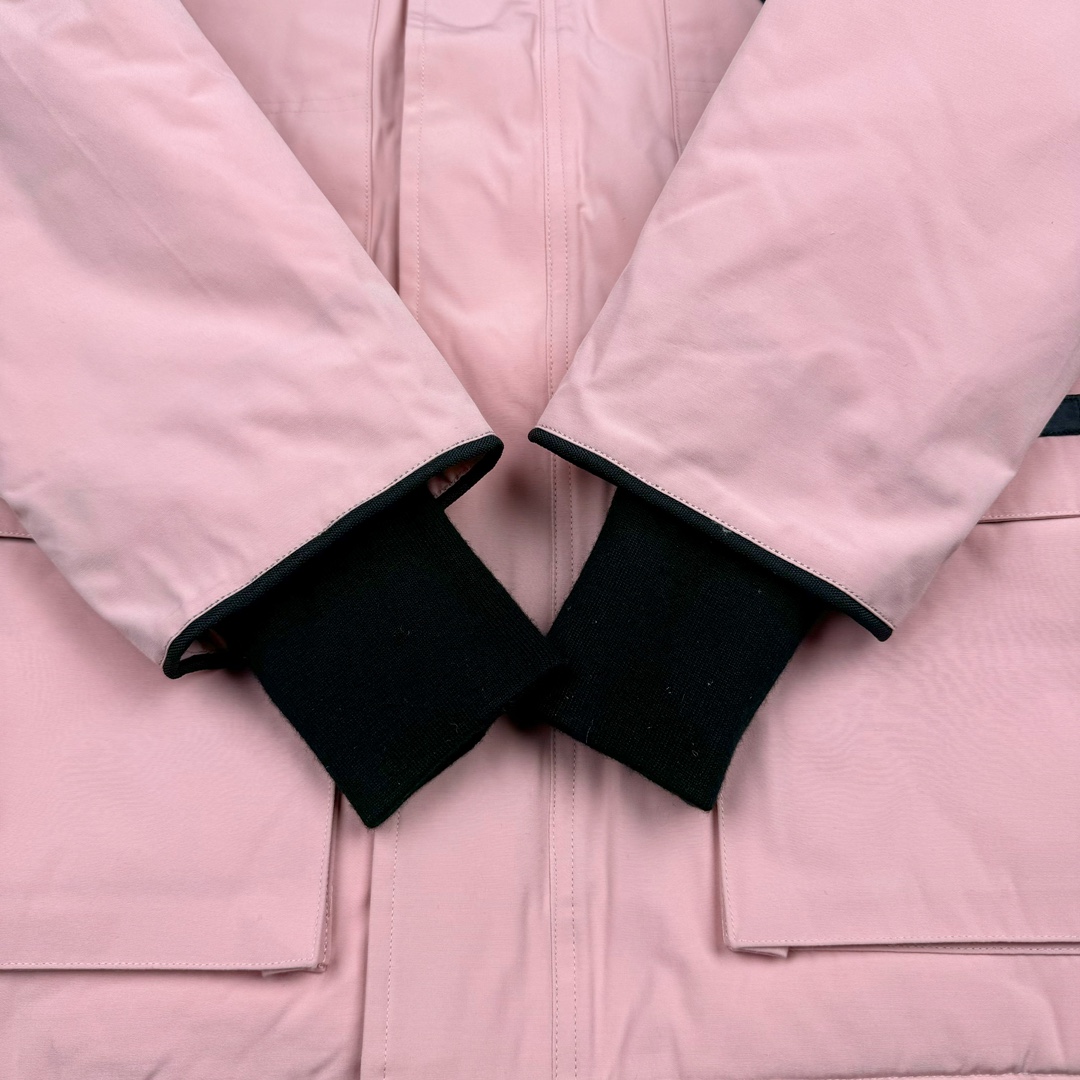 图片[10]-＃纯原 CANADA GOOSE Expedition 4660M加拿大鹅08远征款 派克大衣羽绒服 行业标杆 国内羽绒服天花板 全新改版 升级大量细节 完美还原ZP 大到面料毛领羽绒 小到一针一线一个纽扣都是肉眼可见的细节 市面最接近ZP版本 欢迎客户对比 同行指导 1.今年羽绒依然采用国标80白鸭绒 填充450g（机器格充 电脑设定数值 每件充绒误差不超过10g）不混绒 随意拆开送检 2.独家定制18支面料 ZP一致 采用“Arctic Tech”面料技术外层面料是84.5%的聚酯纤维15.5%棉 里料为100%棉纶 垫料为100%聚酯纤维 持久防水防风抗寒保暖 3.里布采用40D Nylon AC油性胶 单染5级牢度 领口绒布采用原厂高密度丝光绒 口袋布使用弹性高密度摇粒绒 柔软亲肤 胆布采用330T全涤防绒7号针杜绝跑绒 如有跑绒直接白送 4.日本进口JUKI（重机）大型缝纫机专业打枣锁边 完全遵循正品整件衣服106个枣 全身加固 每个枣长度遵循正品 固定1-1.1cm 密度和长度均与正品相同5.吉田YKK原厂拉链 Y形双勾魔术贴 袖口采用定制加厚无缝螺纹 今年袖口螺纹添加高弹氨纶金丝 增加弹性和强度 大到面料 胆布 小到纽扣 抽绳 全部原版定制开发 对标正品 6.进口田岛刺绣机机定制万针刺绣胸标 图案饱满立体 无限接近正品 7.毛领为加拿大进口西郊狼皮制作 春季购入万条顶级毛领 毛领宽度14cm 长度55cm 今年冬天整季毛领品质都会稳定如一 杜绝中后期毛领品质参差不齐情况 8.包装采用立体手提袋包装 卡片一应俱全 送人 自留更有排面 9.所有细节均参照22年最新版正品1：1打板复刻 区别市面错版\\\”一眼假\\\” 尺码：XS S M L XL XXL-选品中心