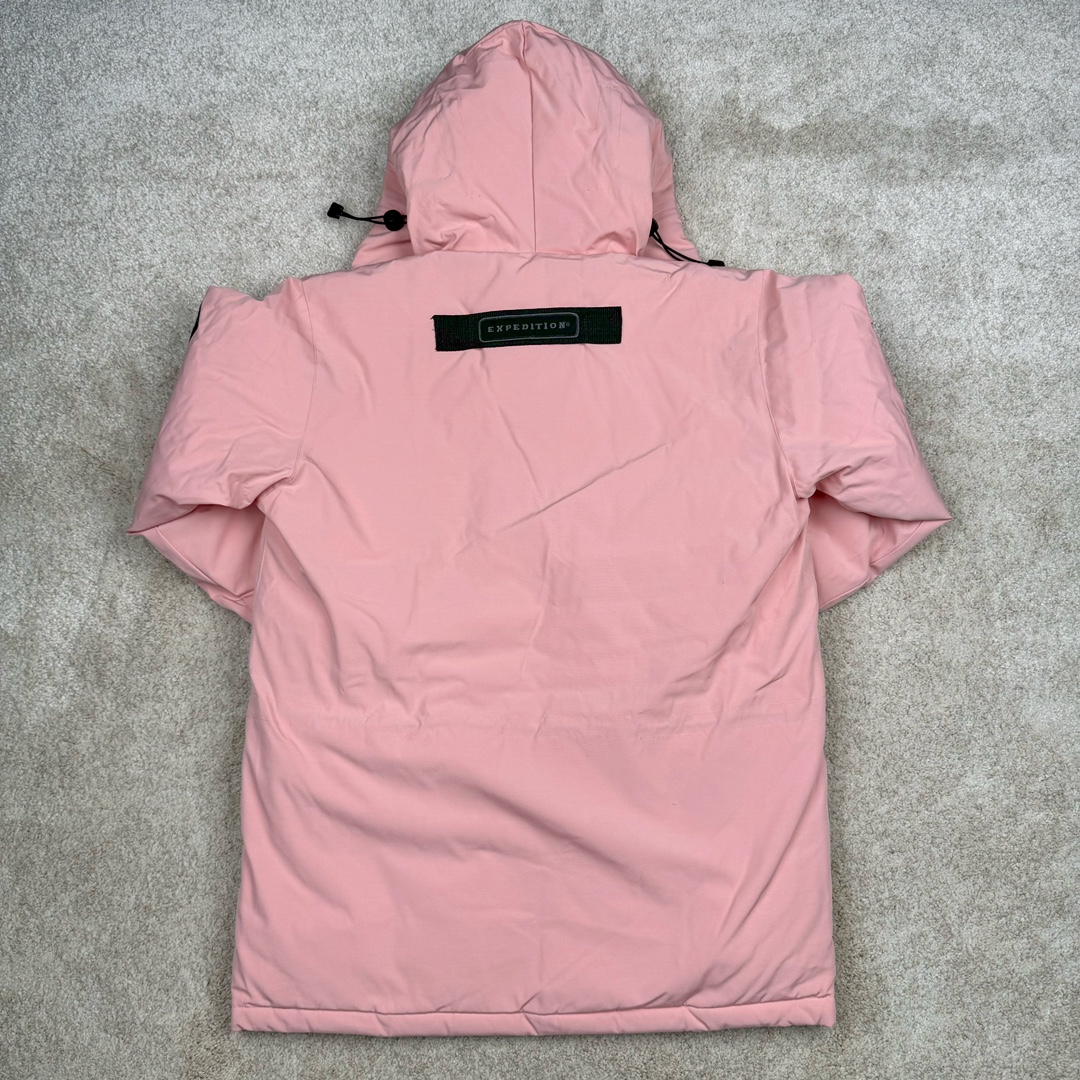 图片[2]-＃纯原 CANADA GOOSE Expedition 4660M加拿大鹅08远征款 派克大衣羽绒服 行业标杆 国内羽绒服天花板 全新改版 升级大量细节 完美还原ZP 大到面料毛领羽绒 小到一针一线一个纽扣都是肉眼可见的细节 市面最接近ZP版本 欢迎客户对比 同行指导 1.今年羽绒依然采用国标80白鸭绒 填充450g（机器格充 电脑设定数值 每件充绒误差不超过10g）不混绒 随意拆开送检 2.独家定制18支面料 ZP一致 采用“Arctic Tech”面料技术外层面料是84.5%的聚酯纤维15.5%棉 里料为100%棉纶 垫料为100%聚酯纤维 持久防水防风抗寒保暖 3.里布采用40D Nylon AC油性胶 单染5级牢度 领口绒布采用原厂高密度丝光绒 口袋布使用弹性高密度摇粒绒 柔软亲肤 胆布采用330T全涤防绒7号针杜绝跑绒 如有跑绒直接白送 4.日本进口JUKI（重机）大型缝纫机专业打枣锁边 完全遵循正品整件衣服106个枣 全身加固 每个枣长度遵循正品 固定1-1.1cm 密度和长度均与正品相同5.吉田YKK原厂拉链 Y形双勾魔术贴 袖口采用定制加厚无缝螺纹 今年袖口螺纹添加高弹氨纶金丝 增加弹性和强度 大到面料 胆布 小到纽扣 抽绳 全部原版定制开发 对标正品 6.进口田岛刺绣机机定制万针刺绣胸标 图案饱满立体 无限接近正品 7.毛领为加拿大进口西郊狼皮制作 春季购入万条顶级毛领 毛领宽度14cm 长度55cm 今年冬天整季毛领品质都会稳定如一 杜绝中后期毛领品质参差不齐情况 8.包装采用立体手提袋包装 卡片一应俱全 送人 自留更有排面 9.所有细节均参照22年最新版正品1：1打板复刻 区别市面错版\\\”一眼假\\\” 尺码：XS S M L XL XXL-选品中心