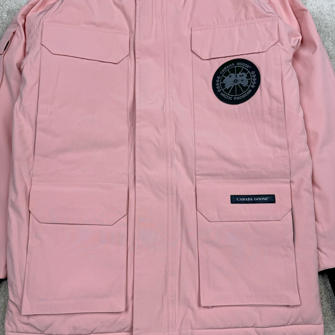 图片[6]-＃纯原 CANADA GOOSE Expedition 4660M加拿大鹅08远征款 派克大衣羽绒服 行业标杆 国内羽绒服天花板 全新改版 升级大量细节 完美还原ZP 大到面料毛领羽绒 小到一针一线一个纽扣都是肉眼可见的细节 市面最接近ZP版本 欢迎客户对比 同行指导 1.今年羽绒依然采用国标80白鸭绒 填充450g（机器格充 电脑设定数值 每件充绒误差不超过10g）不混绒 随意拆开送检 2.独家定制18支面料 ZP一致 采用“Arctic Tech”面料技术外层面料是84.5%的聚酯纤维15.5%棉 里料为100%棉纶 垫料为100%聚酯纤维 持久防水防风抗寒保暖 3.里布采用40D Nylon AC油性胶 单染5级牢度 领口绒布采用原厂高密度丝光绒 口袋布使用弹性高密度摇粒绒 柔软亲肤 胆布采用330T全涤防绒7号针杜绝跑绒 如有跑绒直接白送 4.日本进口JUKI（重机）大型缝纫机专业打枣锁边 完全遵循正品整件衣服106个枣 全身加固 每个枣长度遵循正品 固定1-1.1cm 密度和长度均与正品相同5.吉田YKK原厂拉链 Y形双勾魔术贴 袖口采用定制加厚无缝螺纹 今年袖口螺纹添加高弹氨纶金丝 增加弹性和强度 大到面料 胆布 小到纽扣 抽绳 全部原版定制开发 对标正品 6.进口田岛刺绣机机定制万针刺绣胸标 图案饱满立体 无限接近正品 7.毛领为加拿大进口西郊狼皮制作 春季购入万条顶级毛领 毛领宽度14cm 长度55cm 今年冬天整季毛领品质都会稳定如一 杜绝中后期毛领品质参差不齐情况 8.包装采用立体手提袋包装 卡片一应俱全 送人 自留更有排面 9.所有细节均参照22年最新版正品1：1打板复刻 区别市面错版\\\”一眼假\\\” 尺码：XS S M L XL XXL-选品中心