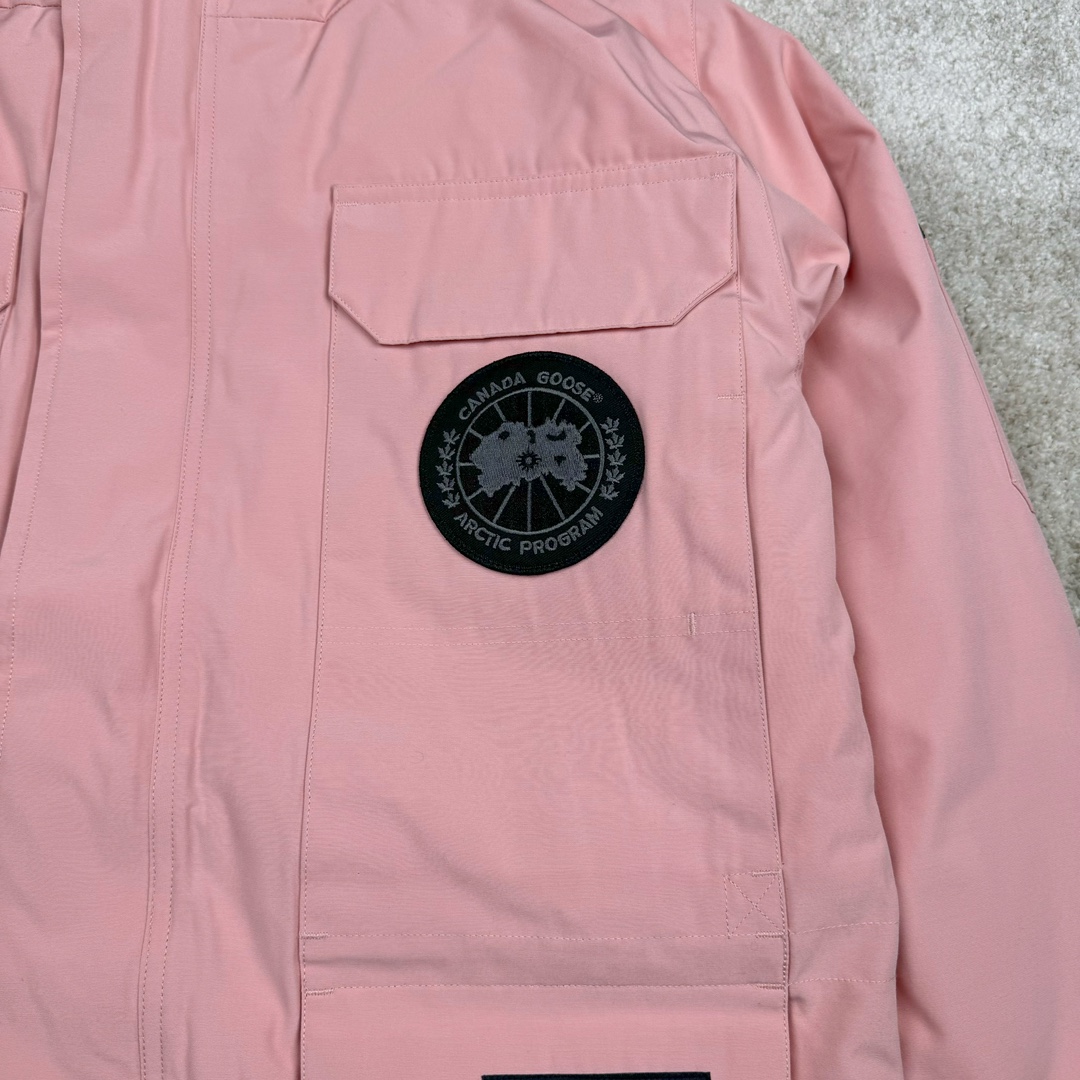 图片[8]-＃纯原 CANADA GOOSE Expedition 4660M加拿大鹅08远征款 派克大衣羽绒服 行业标杆 国内羽绒服天花板 全新改版 升级大量细节 完美还原ZP 大到面料毛领羽绒 小到一针一线一个纽扣都是肉眼可见的细节 市面最接近ZP版本 欢迎客户对比 同行指导 1.今年羽绒依然采用国标80白鸭绒 填充450g（机器格充 电脑设定数值 每件充绒误差不超过10g）不混绒 随意拆开送检 2.独家定制18支面料 ZP一致 采用“Arctic Tech”面料技术外层面料是84.5%的聚酯纤维15.5%棉 里料为100%棉纶 垫料为100%聚酯纤维 持久防水防风抗寒保暖 3.里布采用40D Nylon AC油性胶 单染5级牢度 领口绒布采用原厂高密度丝光绒 口袋布使用弹性高密度摇粒绒 柔软亲肤 胆布采用330T全涤防绒7号针杜绝跑绒 如有跑绒直接白送 4.日本进口JUKI（重机）大型缝纫机专业打枣锁边 完全遵循正品整件衣服106个枣 全身加固 每个枣长度遵循正品 固定1-1.1cm 密度和长度均与正品相同5.吉田YKK原厂拉链 Y形双勾魔术贴 袖口采用定制加厚无缝螺纹 今年袖口螺纹添加高弹氨纶金丝 增加弹性和强度 大到面料 胆布 小到纽扣 抽绳 全部原版定制开发 对标正品 6.进口田岛刺绣机机定制万针刺绣胸标 图案饱满立体 无限接近正品 7.毛领为加拿大进口西郊狼皮制作 春季购入万条顶级毛领 毛领宽度14cm 长度55cm 今年冬天整季毛领品质都会稳定如一 杜绝中后期毛领品质参差不齐情况 8.包装采用立体手提袋包装 卡片一应俱全 送人 自留更有排面 9.所有细节均参照22年最新版正品1：1打板复刻 区别市面错版\\\”一眼假\\\” 尺码：XS S M L XL XXL-选品中心