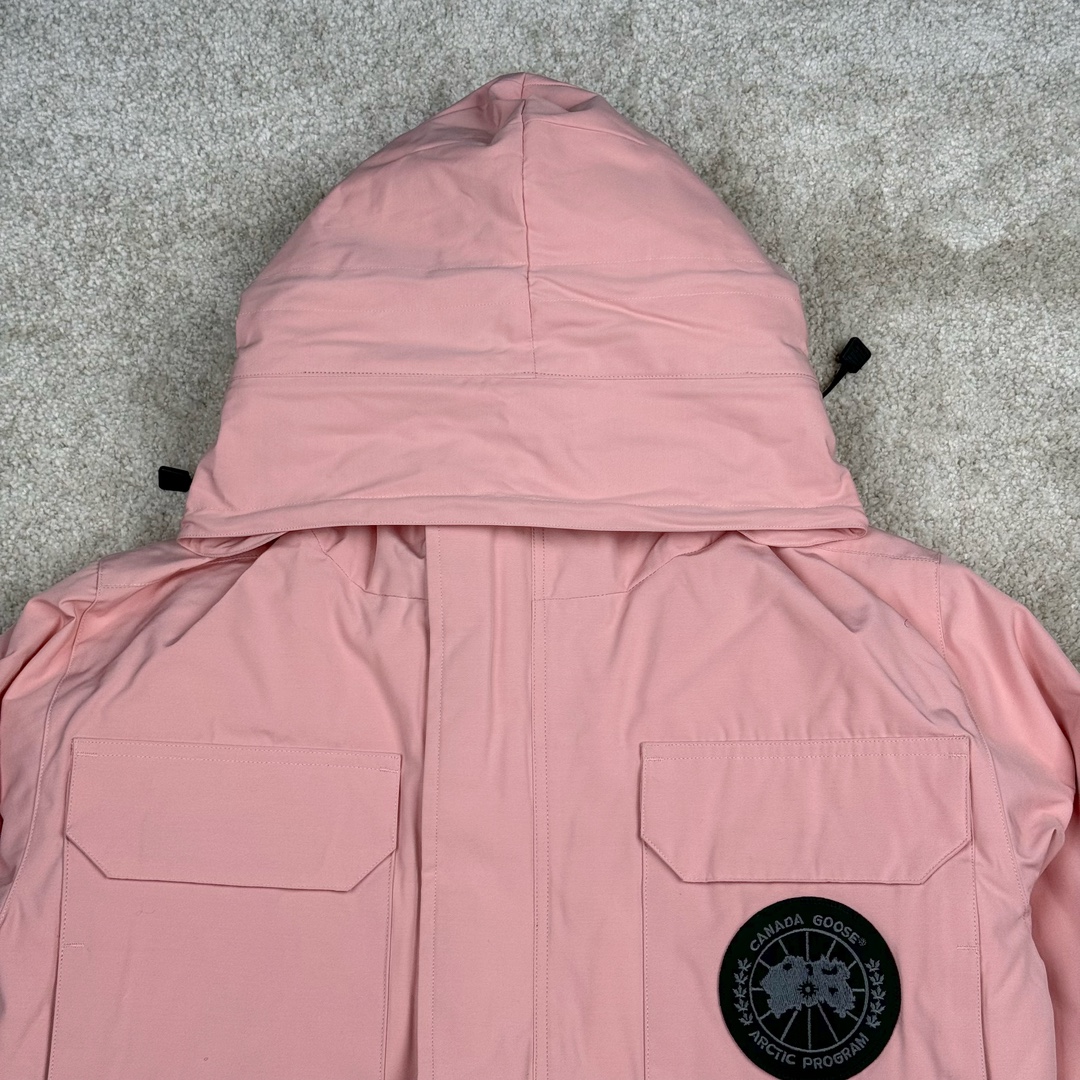 图片[3]-＃纯原 CANADA GOOSE Expedition 4660M加拿大鹅08远征款 派克大衣羽绒服 行业标杆 国内羽绒服天花板 全新改版 升级大量细节 完美还原ZP 大到面料毛领羽绒 小到一针一线一个纽扣都是肉眼可见的细节 市面最接近ZP版本 欢迎客户对比 同行指导 1.今年羽绒依然采用国标80白鸭绒 填充450g（机器格充 电脑设定数值 每件充绒误差不超过10g）不混绒 随意拆开送检 2.独家定制18支面料 ZP一致 采用“Arctic Tech”面料技术外层面料是84.5%的聚酯纤维15.5%棉 里料为100%棉纶 垫料为100%聚酯纤维 持久防水防风抗寒保暖 3.里布采用40D Nylon AC油性胶 单染5级牢度 领口绒布采用原厂高密度丝光绒 口袋布使用弹性高密度摇粒绒 柔软亲肤 胆布采用330T全涤防绒7号针杜绝跑绒 如有跑绒直接白送 4.日本进口JUKI（重机）大型缝纫机专业打枣锁边 完全遵循正品整件衣服106个枣 全身加固 每个枣长度遵循正品 固定1-1.1cm 密度和长度均与正品相同5.吉田YKK原厂拉链 Y形双勾魔术贴 袖口采用定制加厚无缝螺纹 今年袖口螺纹添加高弹氨纶金丝 增加弹性和强度 大到面料 胆布 小到纽扣 抽绳 全部原版定制开发 对标正品 6.进口田岛刺绣机机定制万针刺绣胸标 图案饱满立体 无限接近正品 7.毛领为加拿大进口西郊狼皮制作 春季购入万条顶级毛领 毛领宽度14cm 长度55cm 今年冬天整季毛领品质都会稳定如一 杜绝中后期毛领品质参差不齐情况 8.包装采用立体手提袋包装 卡片一应俱全 送人 自留更有排面 9.所有细节均参照22年最新版正品1：1打板复刻 区别市面错版\\\”一眼假\\\” 尺码：XS S M L XL XXL-选品中心