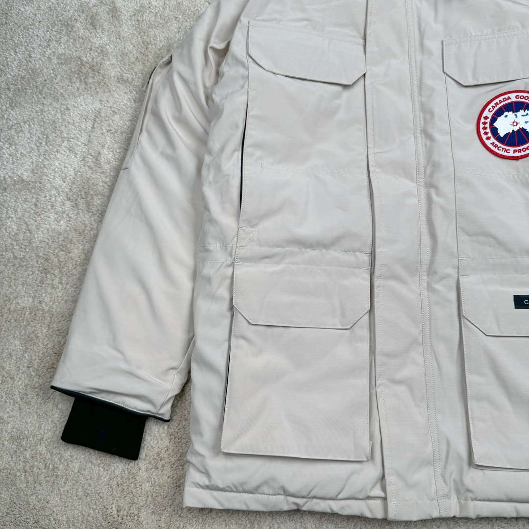 图片[4]-＃纯原 CANADA GOOSE Expedition 4660M加拿大鹅08远征款 派克大衣羽绒服 行业标杆 国内羽绒服天花板 全新改版 升级大量细节 完美还原ZP 大到面料毛领羽绒 小到一针一线一个纽扣都是肉眼可见的细节 市面最接近ZP版本 欢迎客户对比 同行指导 1.今年羽绒依然采用国标80白鸭绒 填充450g（机器格充 电脑设定数值 每件充绒误差不超过10g）不混绒 随意拆开送检 2.独家定制18支面料 ZP一致 采用“Arctic Tech”面料技术外层面料是84.5%的聚酯纤维15.5%棉 里料为100%棉纶 垫料为100%聚酯纤维 持久防水防风抗寒保暖 3.里布采用40D Nylon AC油性胶 单染5级牢度 领口绒布采用原厂高密度丝光绒 口袋布使用弹性高密度摇粒绒 柔软亲肤 胆布采用330T全涤防绒7号针杜绝跑绒 如有跑绒直接白送 4.日本进口JUKI（重机）大型缝纫机专业打枣锁边 完全遵循正品整件衣服106个枣 全身加固 每个枣长度遵循正品 固定1-1.1cm 密度和长度均与正品相同5.吉田YKK原厂拉链 Y形双勾魔术贴 袖口采用定制加厚无缝螺纹 今年袖口螺纹添加高弹氨纶金丝 增加弹性和强度 大到面料 胆布 小到纽扣 抽绳 全部原版定制开发 对标正品 6.进口田岛刺绣机机定制万针刺绣胸标 图案饱满立体 无限接近正品 7.毛领为加拿大进口西郊狼皮制作 春季购入万条顶级毛领 毛领宽度14cm 长度55cm 今年冬天整季毛领品质都会稳定如一 杜绝中后期毛领品质参差不齐情况 8.包装采用立体手提袋包装 卡片一应俱全 送人 自留更有排面 9.所有细节均参照22年最新版正品1：1打板复刻 区别市面错版\\\”一眼假\\\” 尺码：XS S M L XL XXL-选品中心